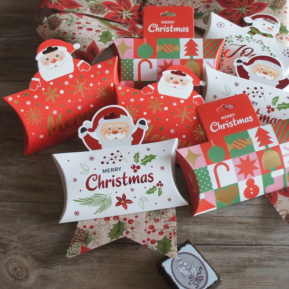12pcs Mini Christmas Pillow Shape Paper Paper with Handle Box As Handmade DIY Candy Chocolate Gift Packaging Party Favors Decor 
12pcs Mini Christmas Pillow Shape Paper Paper with Handle Box As Handmade DIY Candy Chocolate Gift Packaging Party Favors Decor