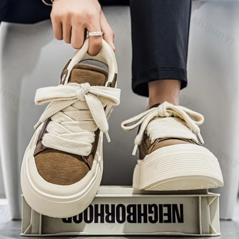 Модная повседневная обувь с низким берцем и толстой подошвой для мужчин, осень 202, винтажные универсальные удобные нескользящие кроссовки на платформе
Модная повседневная обувь с низким берцем и толстой подошвой для мужчин, осень 202, винтажные универсальные удобные нескользящие кроссовки на платформе