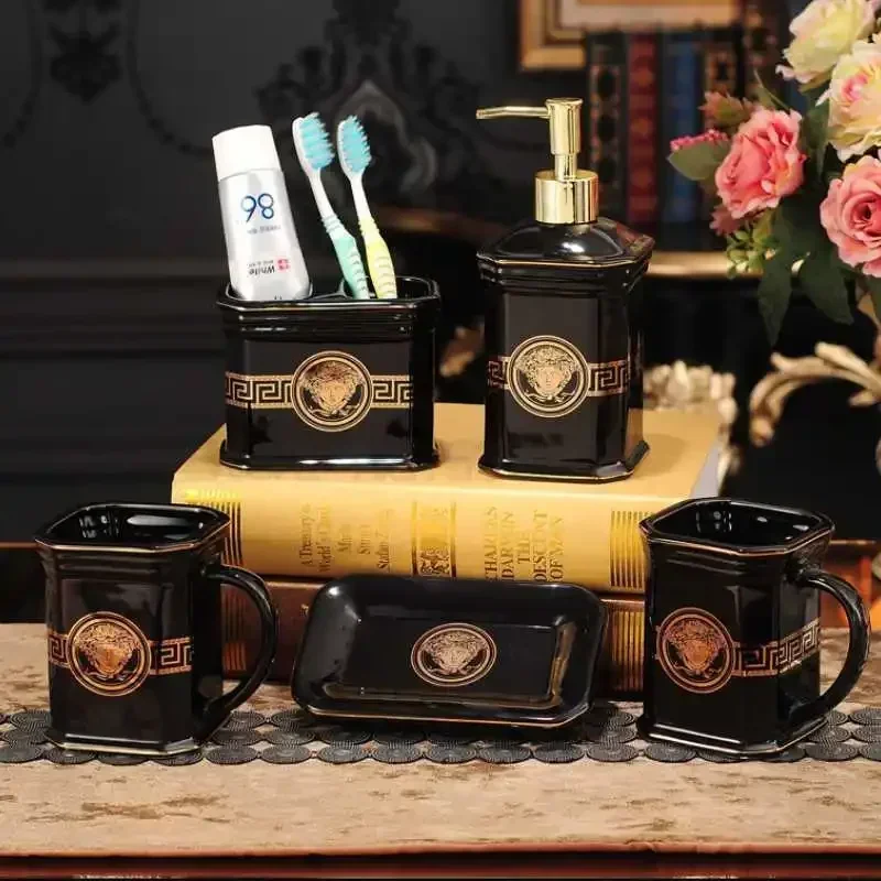 Элегантный керамический набор аксессуаров для ванной комнаты, классический белый, черный дизайн, современные предметы первой необходимости для ванной, роскошные аксессуары для ванной комнаты, стильные
Элегантный керамический набор аксессуаров для ванной комнаты, классический белый, черный дизайн, современные предметы первой необходимости для ванной, роскошные аксессуары для ванной комнаты, стильные