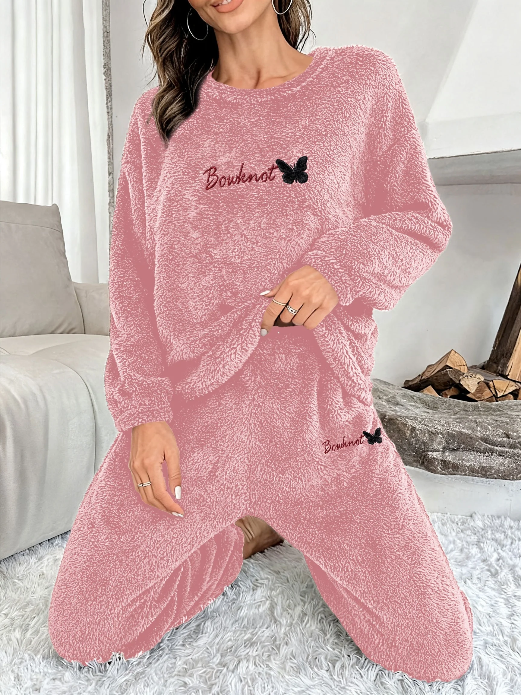 Women's plus-size velvet pajama set, featuring a long-sleeve top and matching pants, comfortable winter sleepwear
Women's plus-size velvet pajama set, featuring a long-sleeve top and matching pants, comfortable winter sleepwear