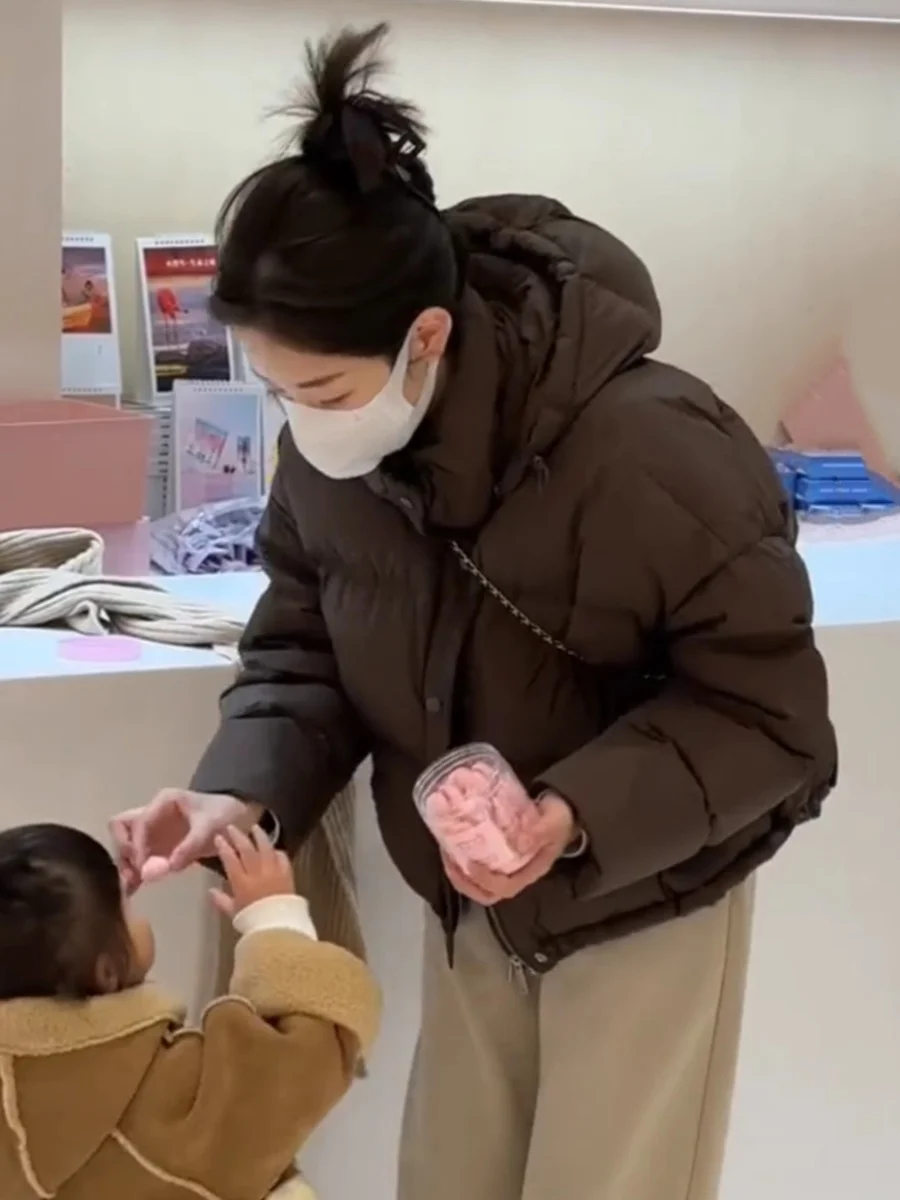 Утепленная хлопковая куртка-пуховик для женщин, зимнее пальто с капюшоном, коричневое, в корейском стиле, для повседневной носки, прямого кроя, с длинными рукавами, на молнии, из чистого хлопка.
Утепленная хлопковая куртка-пуховик для женщин, зимнее пальто с капюшоном, коричневое, в корейском стиле, для повседневной носки, прямого кроя, с длинными рукавами, на молнии, из чистого хлопка.