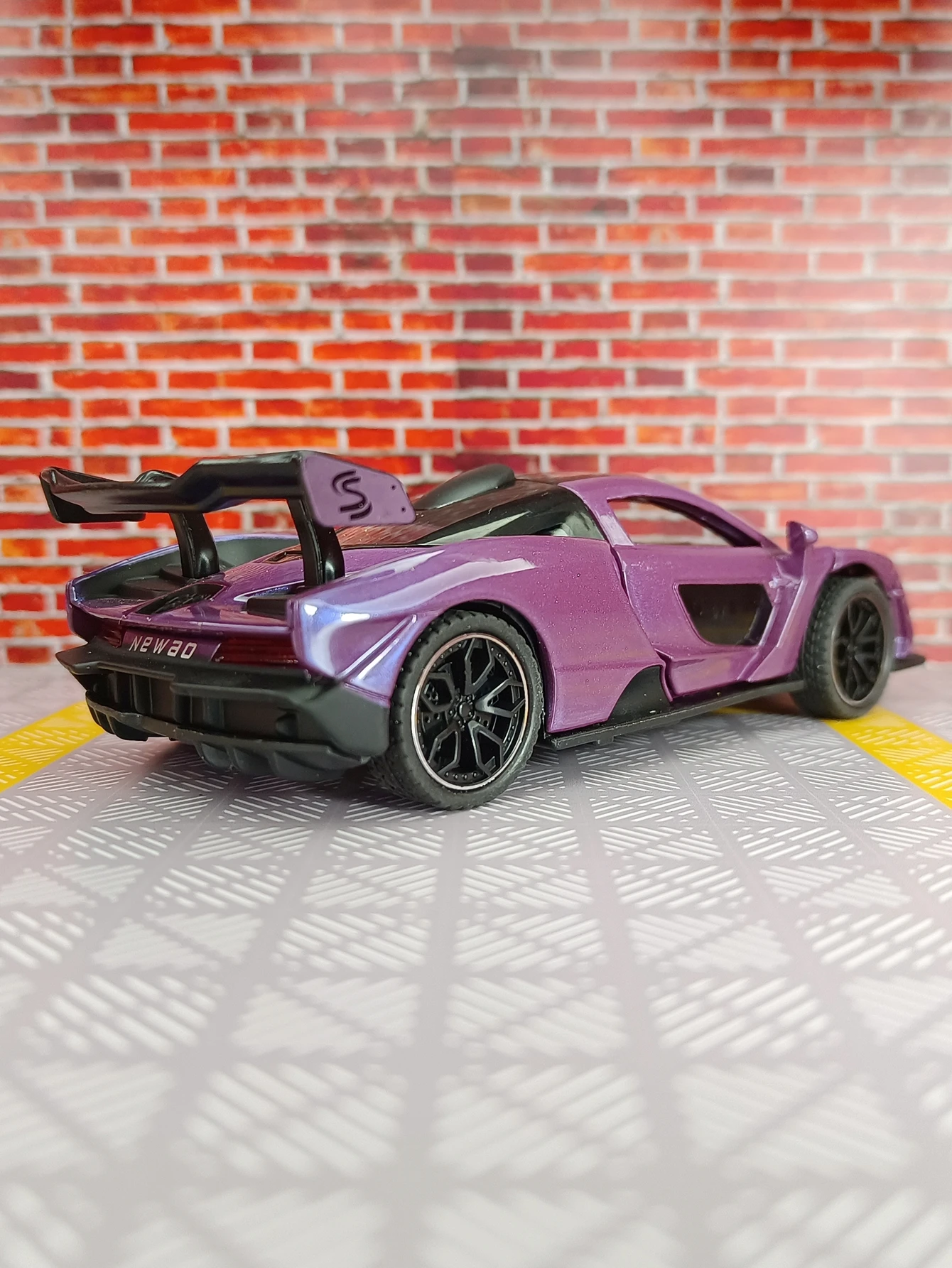 1/32 McLaren Senna Alloy Sports Car Model doors and the front hood and trunk door can be opened rich in details, finely crafted
1/32 McLaren Senna Alloy Sports Car Model doors and the front hood and trunk door can be opened rich in details, finely crafted