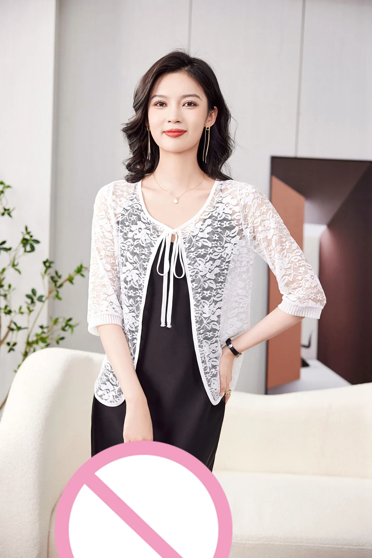 Lace shawl cardigan jacket for summer paired with a skirt paired lightweight breathable and sun resistant cardigan for mothers
Lace shawl cardigan jacket for summer paired with a skirt paired lightweight breathable and sun resistant cardigan for mothers