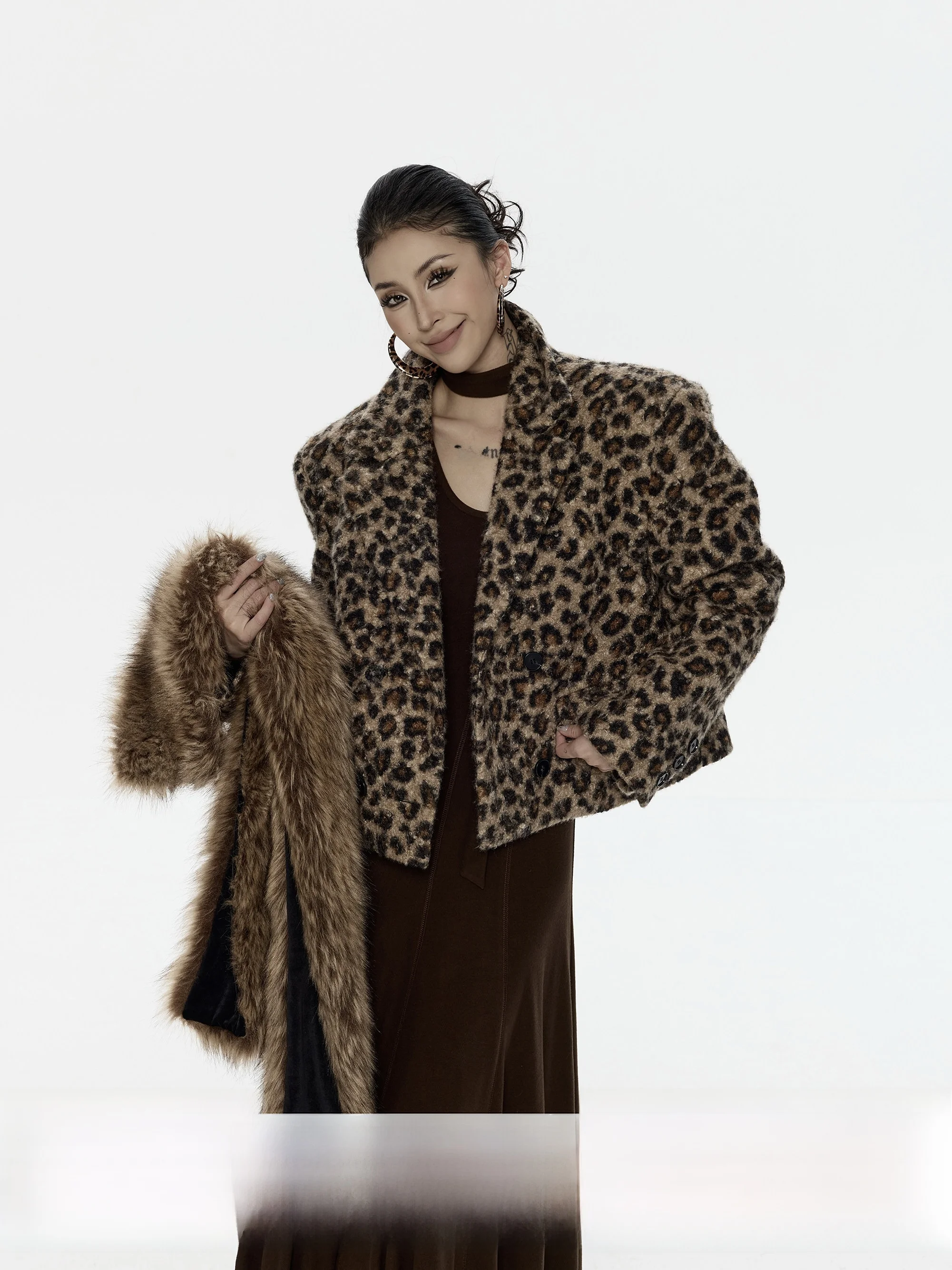 Женский осенне-зимний костюм-двойка Wildlife Zero Thiened: топ с воротником и повседневная куртка из полиэстера, новый дизайн
Женский осенне-зимний костюм-двойка Wildlife Zero Thiened: топ с воротником и повседневная куртка из полиэстера, новый дизайн