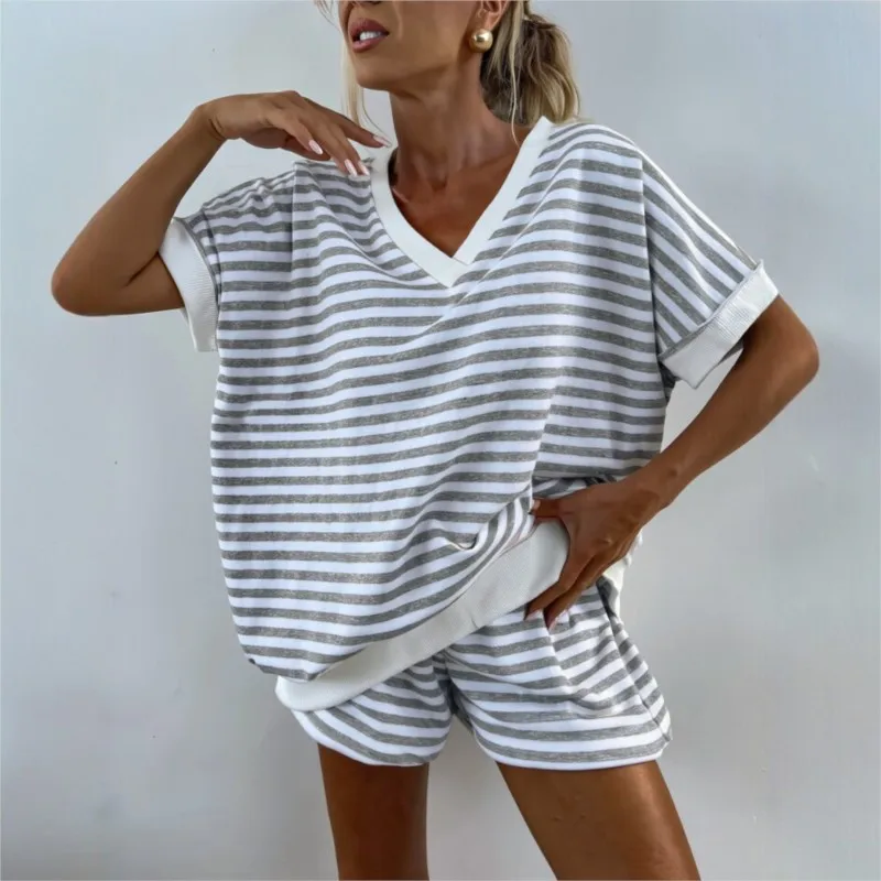 Women's Two-piece Short-sleeved V-neck Loose Top Sports Shorts 2026 Summer New Loose Women's Casual Striped Contrast Suit
Women's Two-piece Short-sleeved V-neck Loose Top Sports Shorts 2026 Summer New Loose Women's Casual Striped Contrast Suit