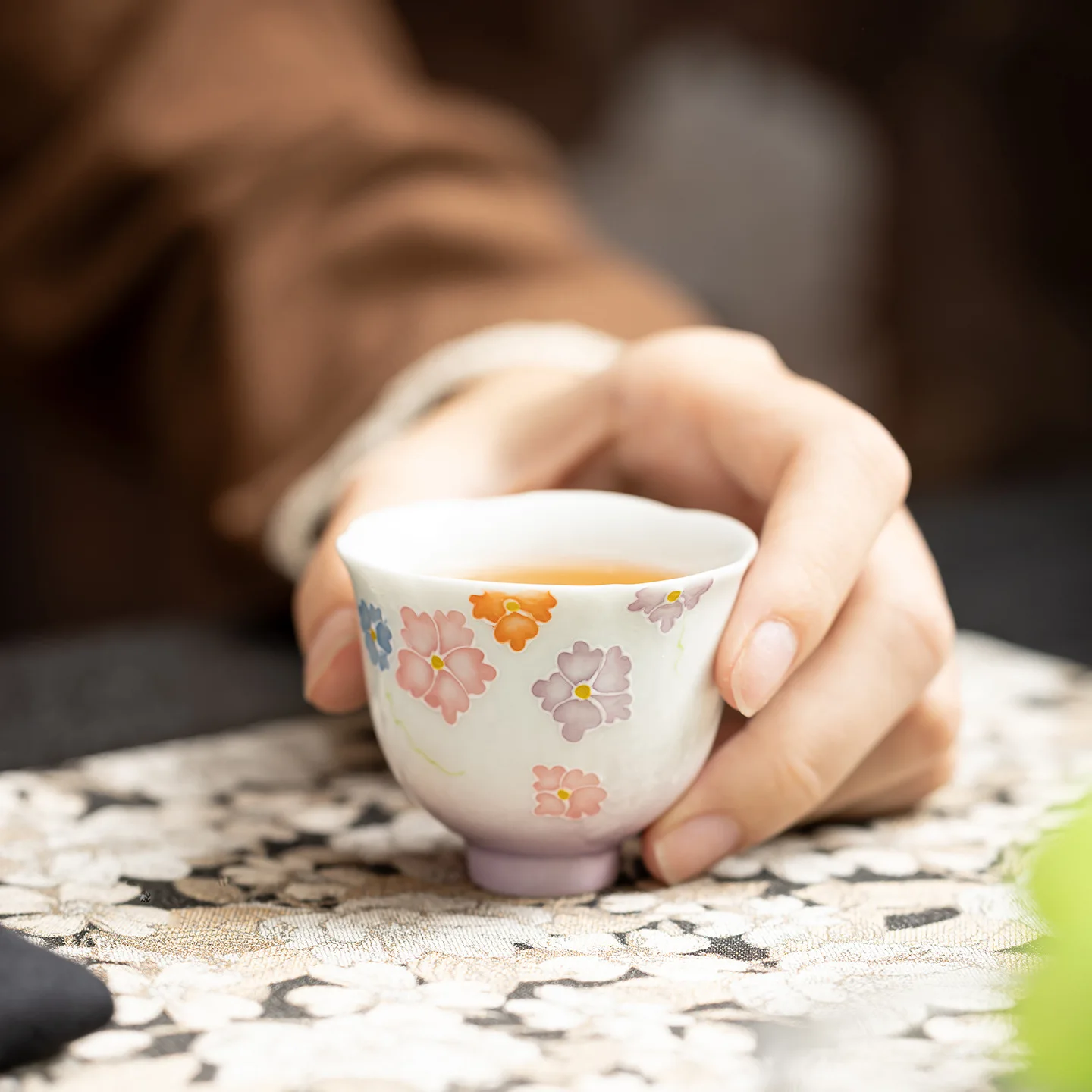 Hand Painted Flower Gradient Purple Color Six-Petal Tea Cup Ceramic White Porcelain Savoring Kung Fu Set Single Small Teacup
Hand Painted Flower Gradient Purple Color Six-Petal Tea Cup Ceramic White Porcelain Savoring Kung Fu Set Single Small Teacup