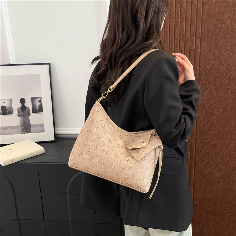 Premium Designer Style Tote Bag - Spacious Leather Handbag for Women with Protective Metal Feet & Interior Pockets
Premium Designer Style Tote Bag - Spacious Leather Handbag for Women with Protective Metal Feet & Interior Pockets