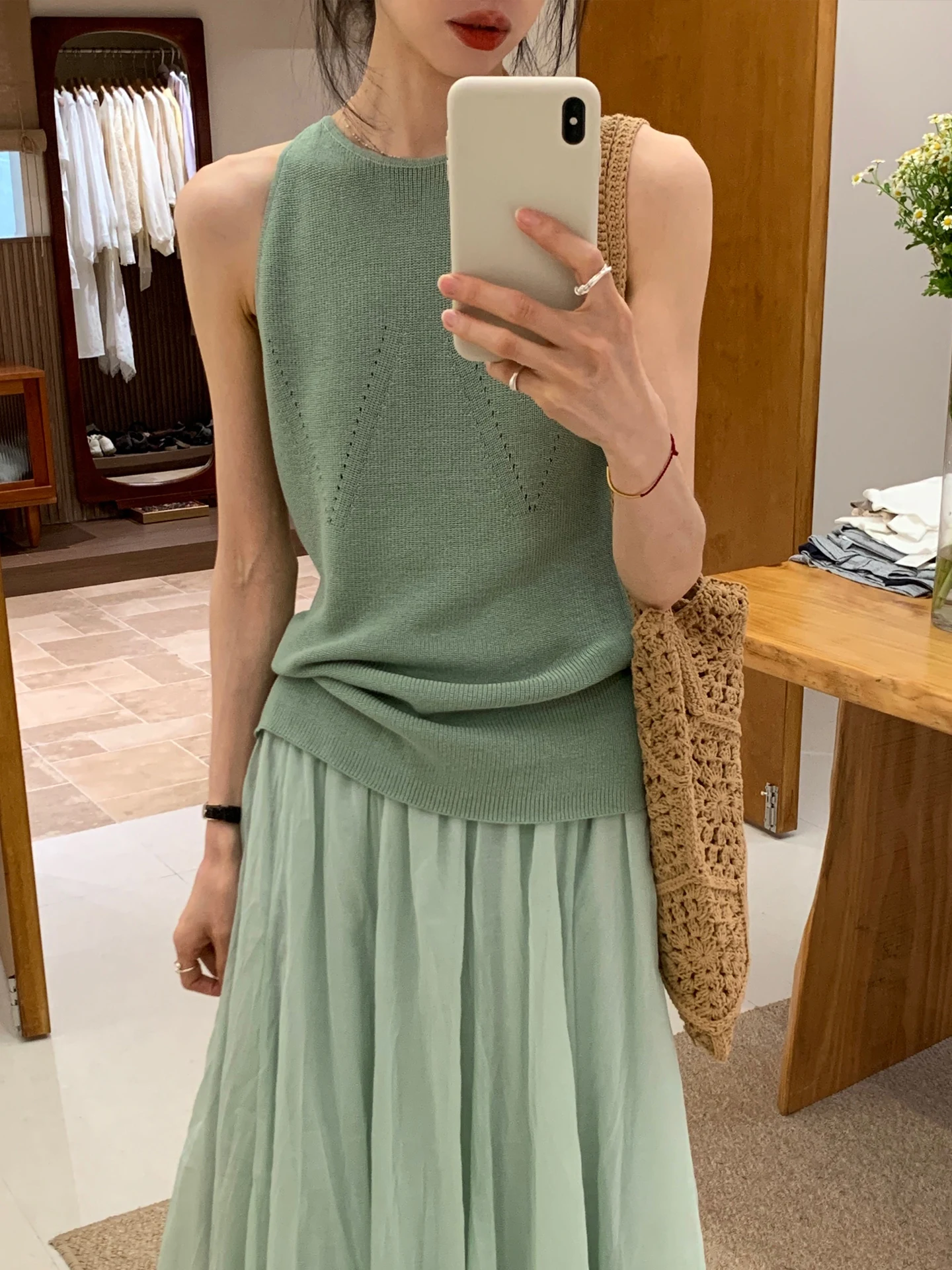 BRIVIN Korean Style Green Hollow out Knitted Vest Women's Spring Summer Slim Fit Sleeveless Top Outerwear Fashion Design
BRIVIN Korean Style Green Hollow out Knitted Vest Women's Spring Summer Slim Fit Sleeveless Top Outerwear Fashion Design