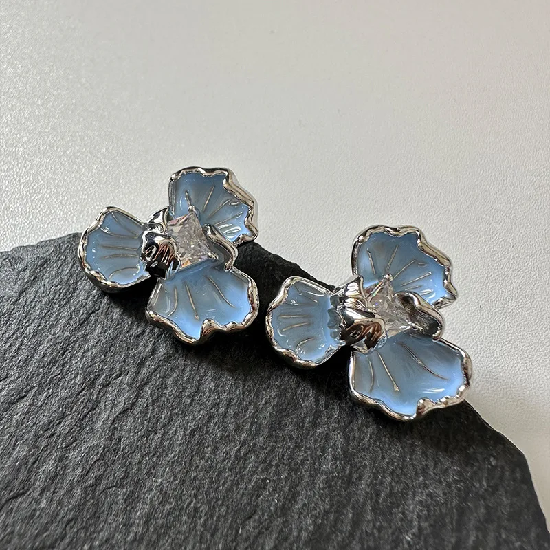 New Blue Iris Earrings Fashion Women's Versatile Sweet Mosquito Incense Plate Ear Clip Gift Wholesale 
New Blue Iris Earrings Fashion Women's Versatile Sweet Mosquito Incense Plate Ear Clip Gift Wholesale