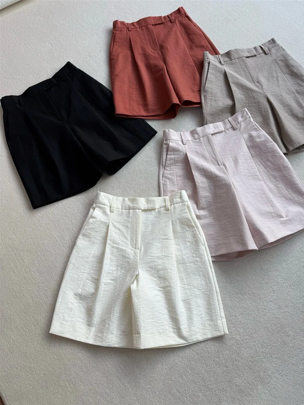 Ladies Shorts Summer 2025 Loose High Waisted Wide Leg Pants Casual Versatile Straight Shorts
Ladies Shorts Summer 2025 Loose High Waisted Wide Leg Pants Casual Versatile Straight Shorts