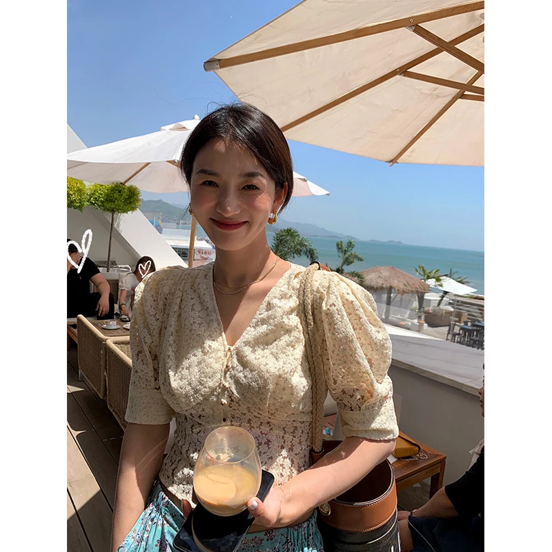 V-Neck Lace Shirt Women's Slim Fit Short Sleeve Breathable Comfortable Korean Style Summer Fashion Design Sensation White
V-Neck Lace Shirt Women's Slim Fit Short Sleeve Breathable Comfortable Korean Style Summer Fashion Design Sensation White