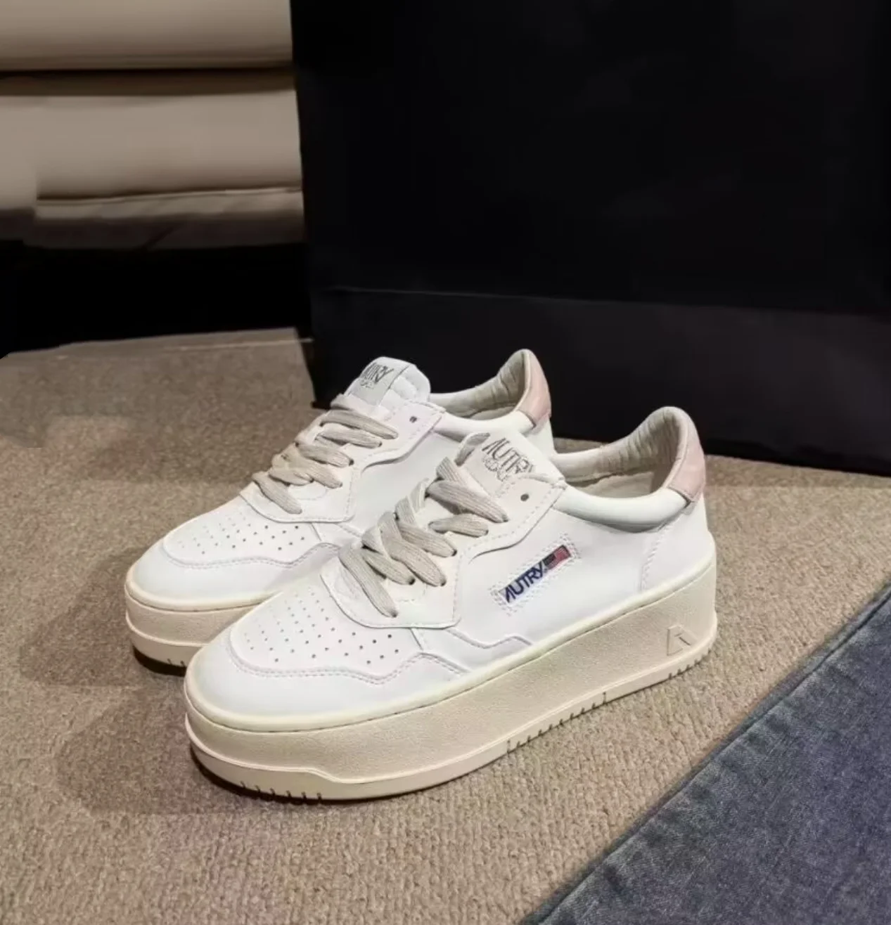 2026 Fashion Low Top Casual Board Shoes Running Shoes AUTRY MEDALIST White Genuine Leather Men Women Sports Shoes
2026 Fashion Low Top Casual Board Shoes Running Shoes AUTRY MEDALIST White Genuine Leather Men Women Sports Shoes