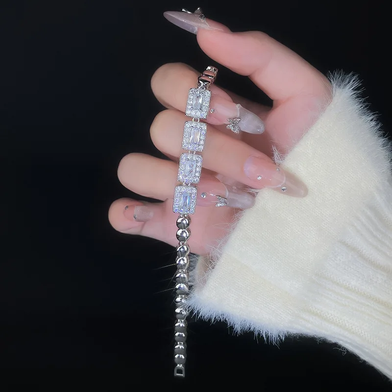 Shiny Cubic Zirconia Round Chain Bracelets for Women Luxury Design High Quality Charm Bangle Temperament Jewelry Gift
Shiny Cubic Zirconia Round Chain Bracelets for Women Luxury Design High Quality Charm Bangle Temperament Jewelry Gift