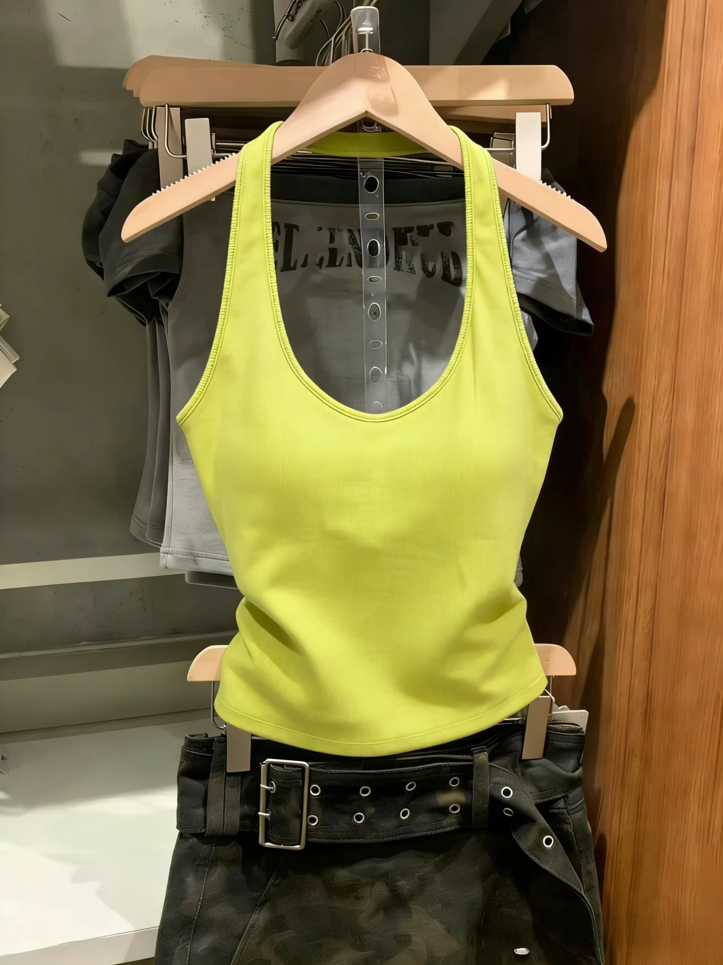 High-End Women's Dopaamine U-Neck Hanging Strap Vest Summer Spicy Outerwear with Chest Pad Regular Length Hang-On Backless Top
High-End Women's Dopaamine U-Neck Hanging Strap Vest Summer Spicy Outerwear with Chest Pad Regular Length Hang-On Backless Top