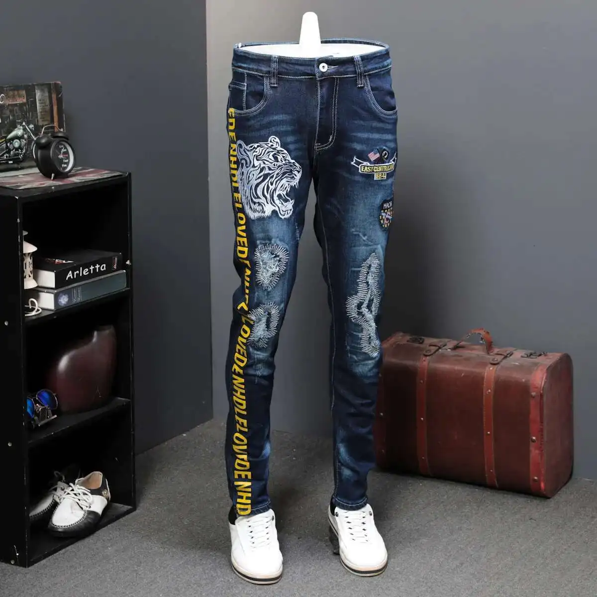 Autumn Holes Patch Jeans Male Elastic Tiger Head Leisure Time Tide Brand Designer Jeans Long Pants Embroidery Printing Tide
Autumn Holes Patch Jeans Male Elastic Tiger Head Leisure Time Tide Brand Designer Jeans Long Pants Embroidery Printing Tide
