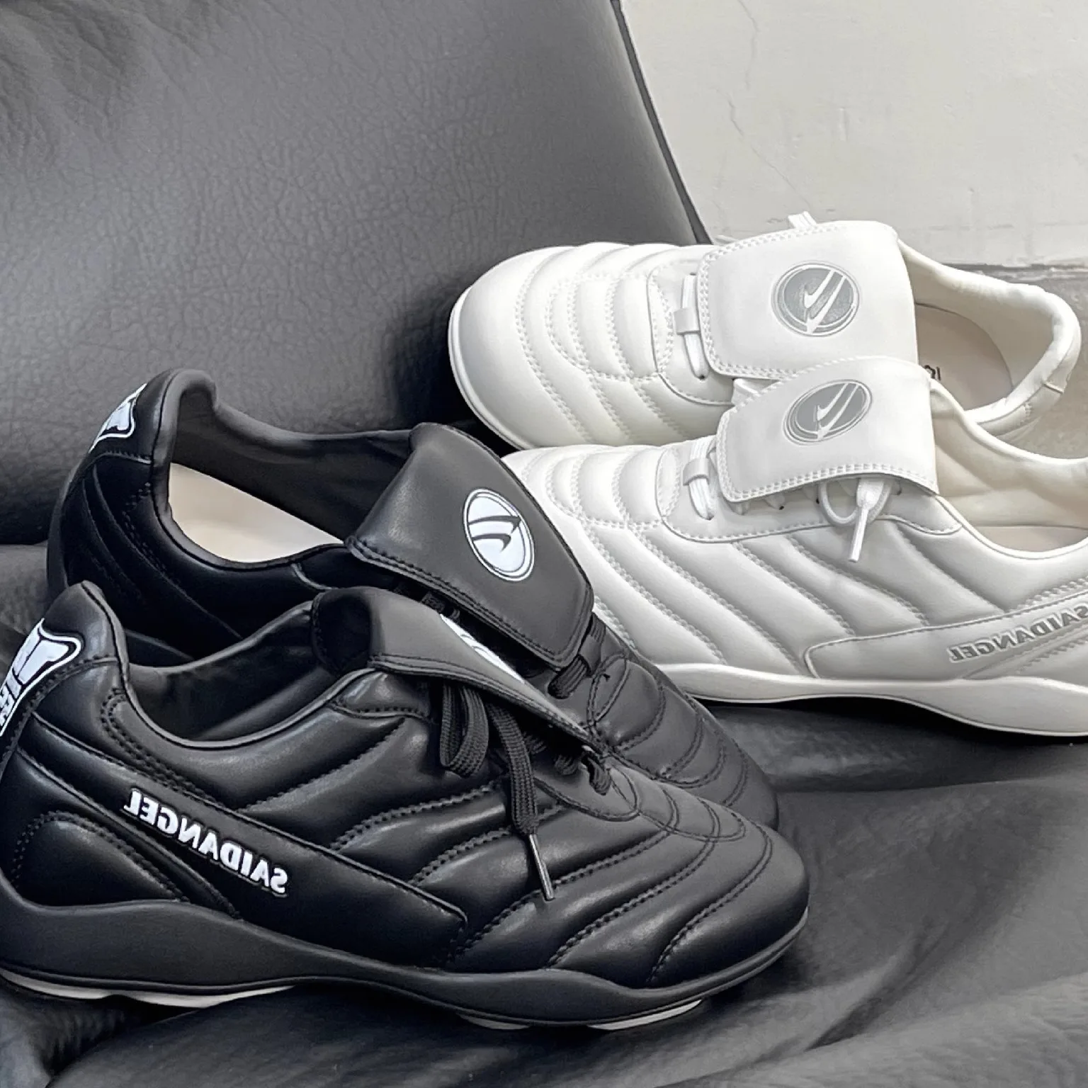 Leather Flip-Cover Sporty Casual Shoes for Women Flat Bottom Running Shoes Fashionable Low Cut Rubber Sole All Season Wear
Leather Flip-Cover Sporty Casual Shoes for Women Flat Bottom Running Shoes Fashionable Low Cut Rubber Sole All Season Wear