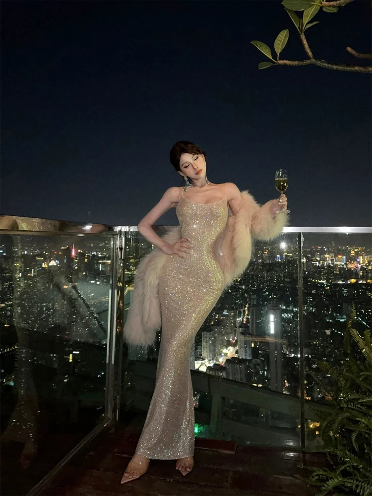 Вечернее блестящее платье-бодикон с высокой талией, украшенное стразами, без бретелек, для дня рождения
Вечернее блестящее платье-бодикон с высокой талией, украшенное стразами, без бретелек, для дня рождения