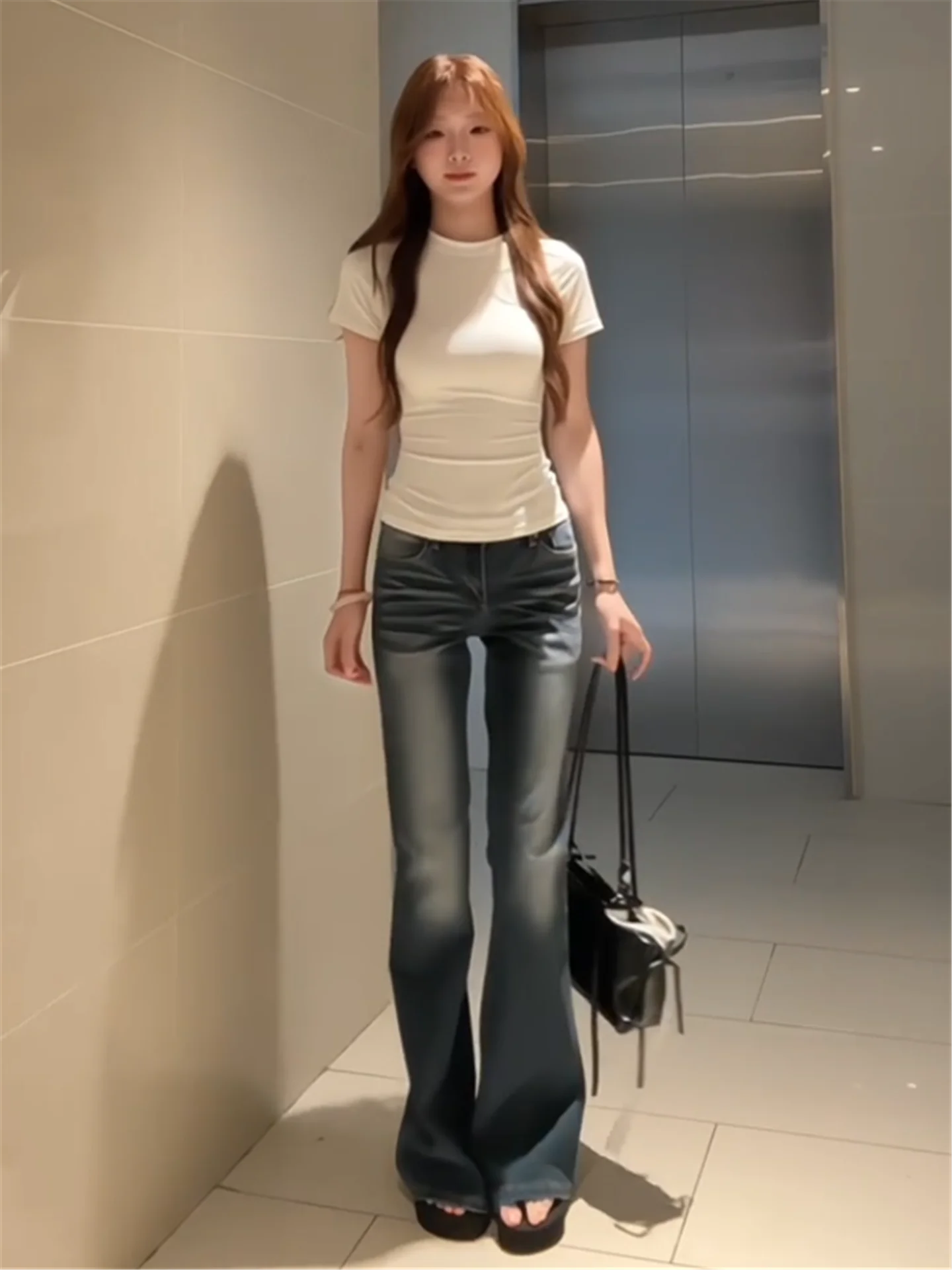 Low Waist Bell Bottom Denim Jeans Women's Slimming Design Vintage Washed Floor Length Pants Spring Collection Ladies Jeans
Low Waist Bell Bottom Denim Jeans Women's Slimming Design Vintage Washed Floor Length Pants Spring Collection Ladies Jeans