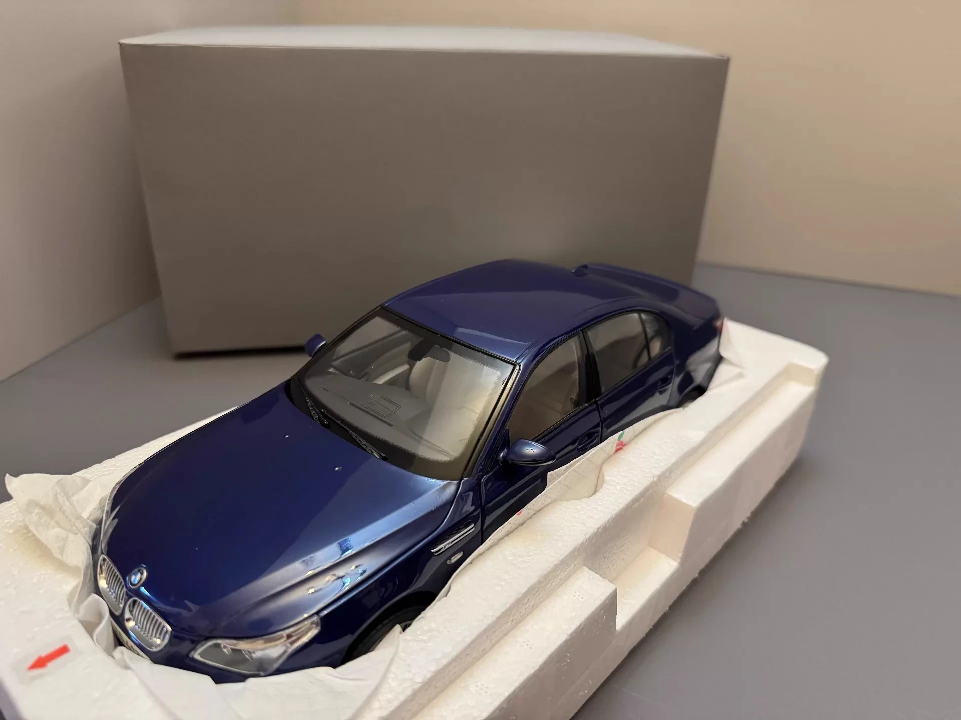Kyosho 1:18 M5 E60 V10 Blue Simulation Limited Edition All Open Alloy Metal Static Car Model Toy Gift
Kyosho 1:18 M5 E60 V10 Blue Simulation Limited Edition All Open Alloy Metal Static Car Model Toy Gift