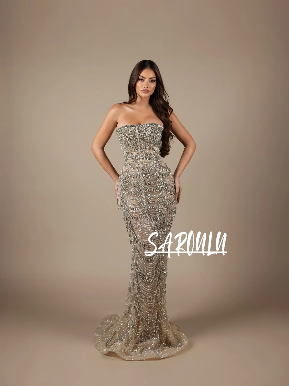 Изысканное вечернее платье ручной работы в стиле кутюр, без бретелек, силуэт «русалка», с бриллиантами, для красной дорожки и торжественных мероприятий, для ведущих и официальных мероприятий, на заказ
Изысканное вечернее платье ручной работы в стиле кутюр, без бретелек, силуэт «русалка», с бриллиантами, для красной дорожки и торжественных мероприятий, для ведущих и официальных мероприятий, на заказ