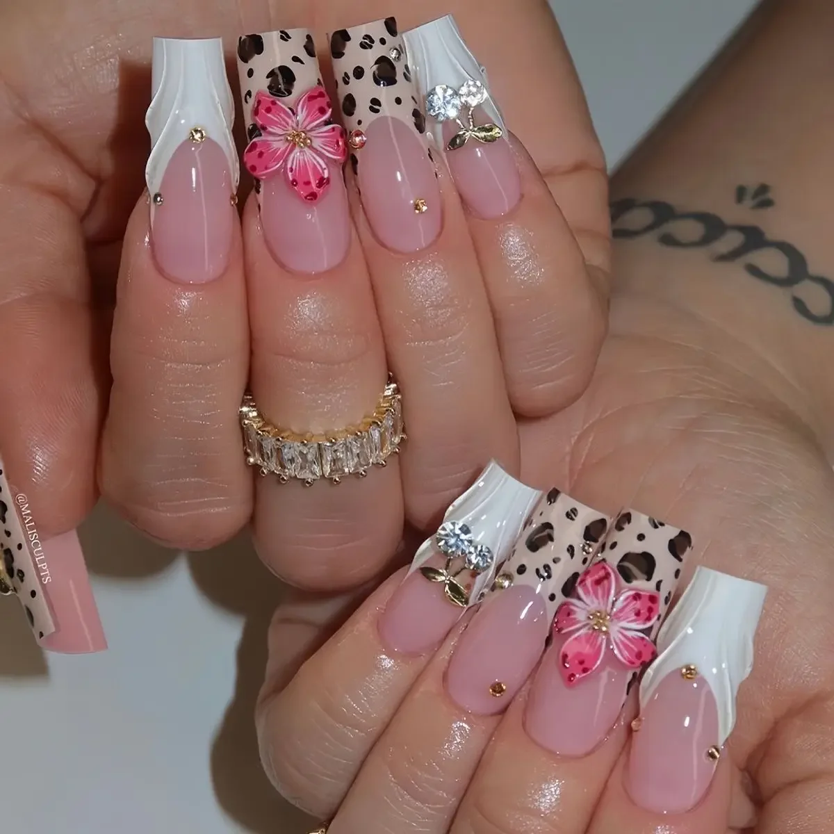 24PCS Sweet Cool Leopard Print Patterns French Press on Nails with 3D Carved Flowers Long Square Fake Nails for Women Ins Nails
24PCS Sweet Cool Leopard Print Patterns French Press on Nails with 3D Carved Flowers Long Square Fake Nails for Women Ins Nails