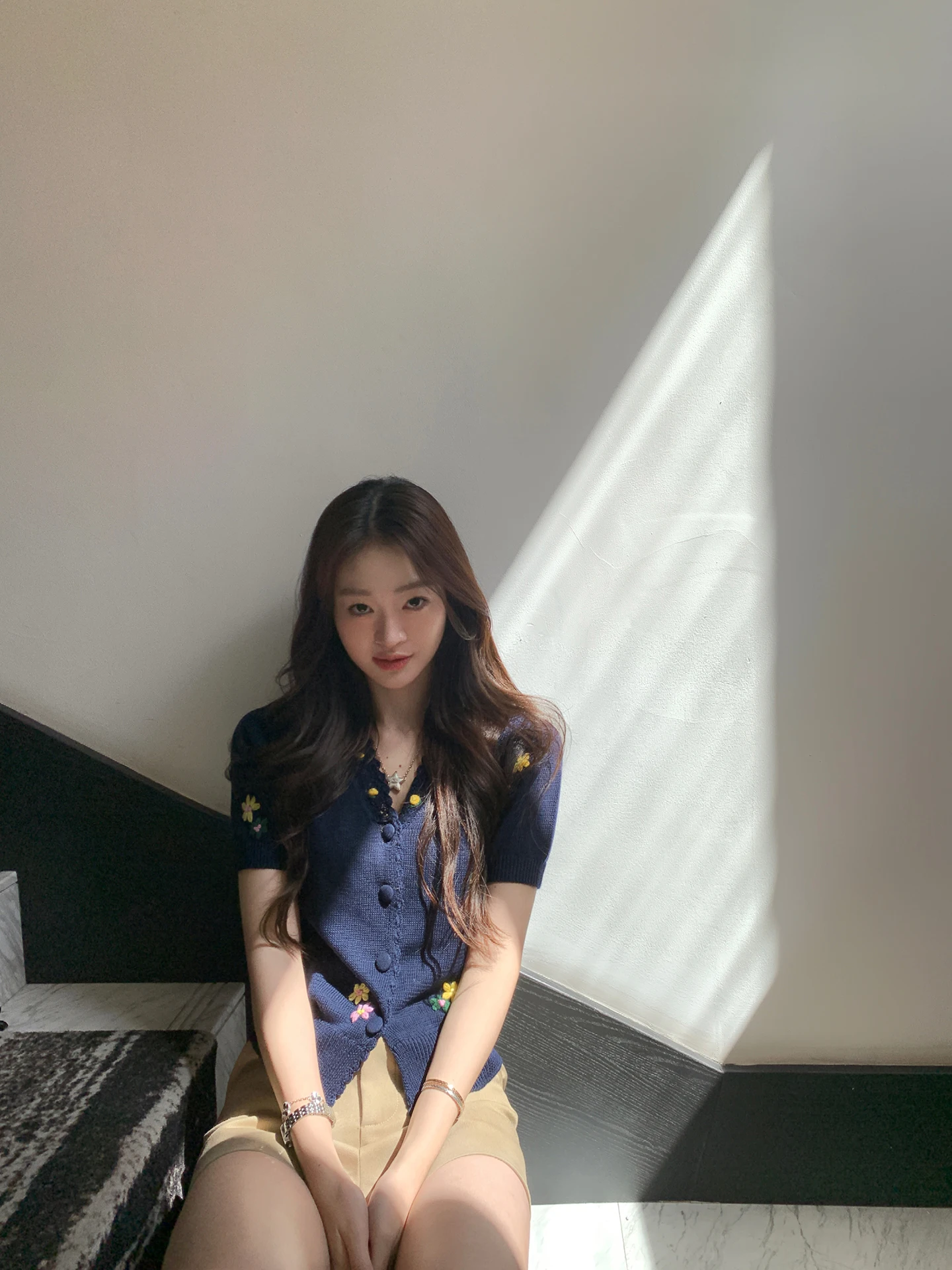 Весенний цветочный узор, плотный 3D-вязаный топ с V-образным вырезом и коротким рукавом, в корейском стиле, для женщин, модный, с индивидуальным дизайном
Весенний цветочный узор, плотный 3D-вязаный топ с V-образным вырезом и коротким рукавом, в корейском стиле, для женщин, модный, с индивидуальным дизайном