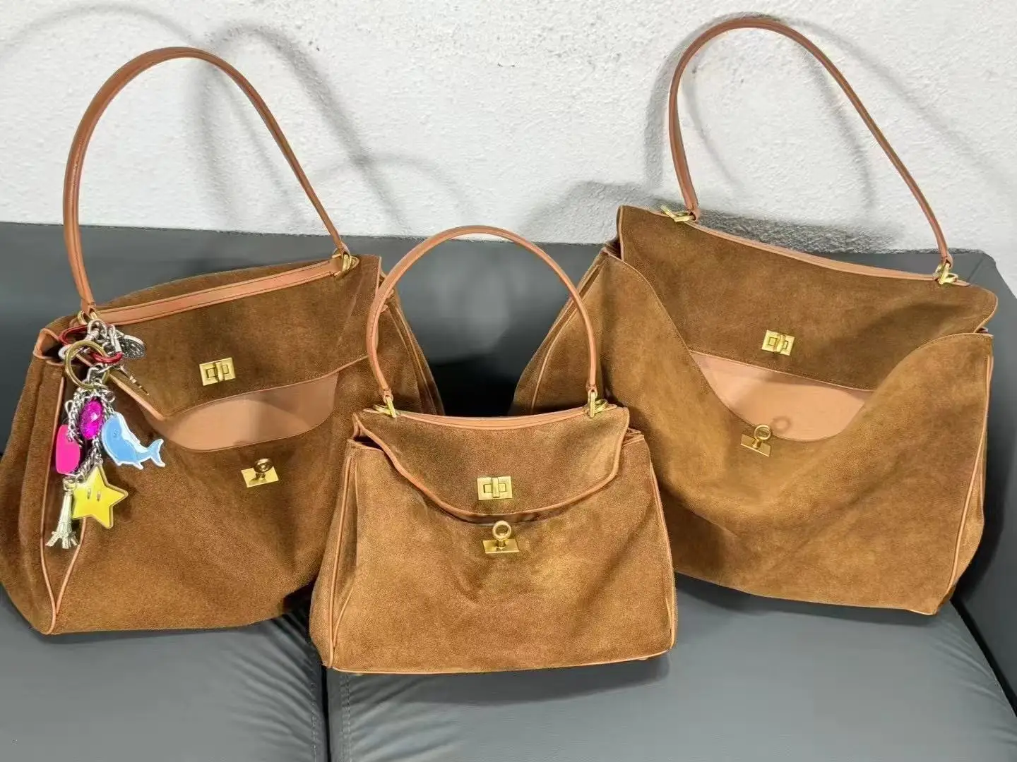 2026 New Soft Suede Tote Bag Large Capacity Frosted Cowhide Lock Bag Women's Crossbody Shoulder Bag
2026 New Soft Suede Tote Bag Large Capacity Frosted Cowhide Lock Bag Women's Crossbody Shoulder Bag