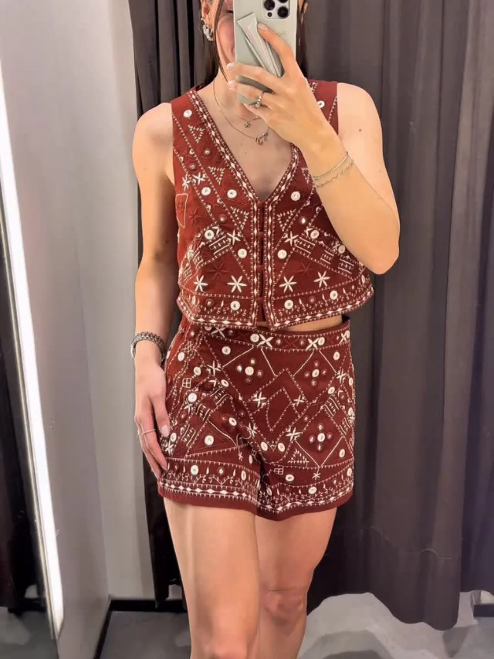 Elegant and Chic Embroidered Shorts Suit V-Neck Button Vest Mini Shorts 2025 Summer Fashion High Street Bohemian Style Women
Elegant and Chic Embroidered Shorts Suit V-Neck Button Vest Mini Shorts 2025 Summer Fashion High Street Bohemian Style Women