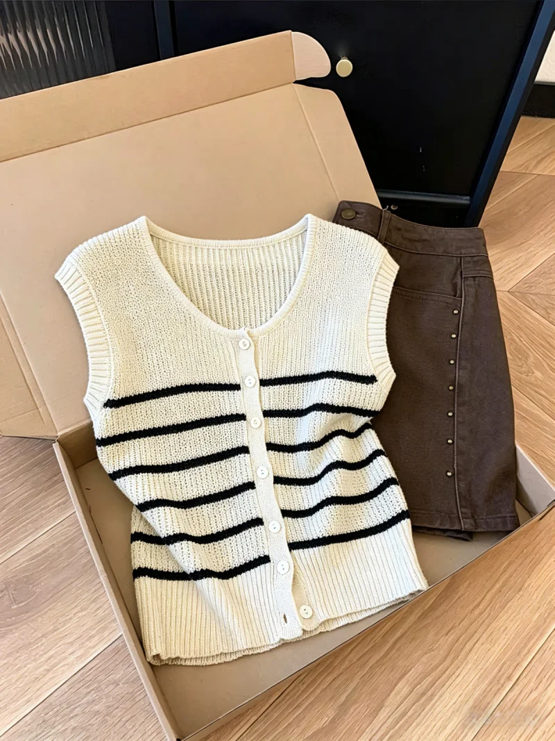 Korean Style Striped Sleeveless Knitted Open Cardigan Women's Summer Small Size Age Reduction Fashionable Top Self-Preserving...
Korean Style Striped Sleeveless Knitted Open Cardigan Women's Summer Small Size Age Reduction Fashionable Top Self-Preserving...