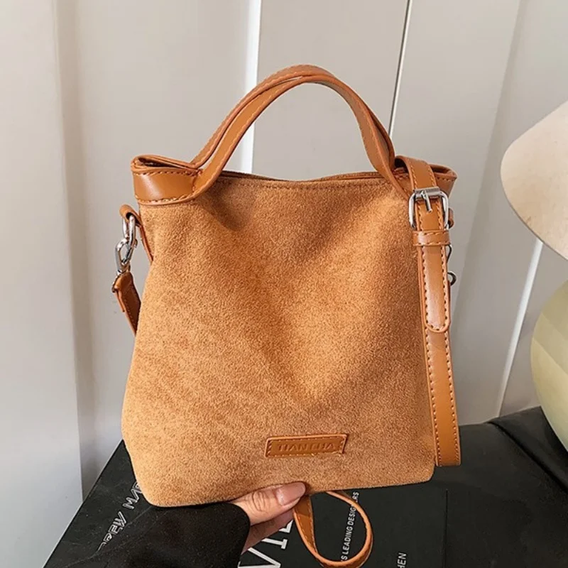 Винтажная сумка-тоут из искусственной кожи для женщин, новинка 2026 года, многофункциональная сумка и сумка через плечо для осенне-зимнего сезона
Винтажная сумка-тоут из искусственной кожи для женщин, новинка 2026 года, многофункциональная сумка и сумка через плечо для осенне-зимнего сезона