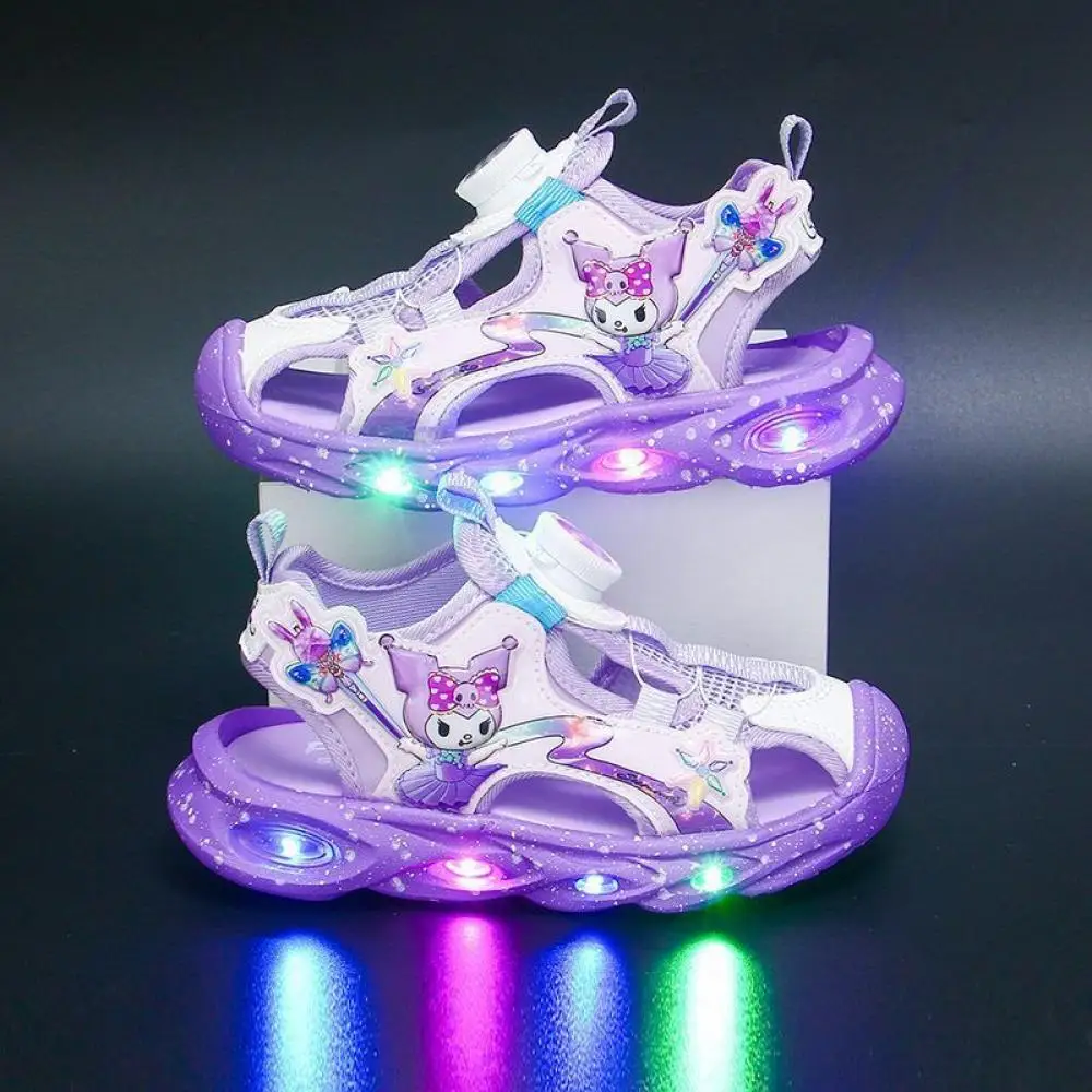 Sanrio Kuromi светодиодные спортивные сандалии, летние сандалии принцессы с героями мультфильмов для девочек, повседневная пляжная обувь, нескользящая детская обувь на мягкой подошве
Sanrio Kuromi светодиодные спортивные сандалии, летние сандалии принцессы с героями мультфильмов для девочек, повседневная пляжная обувь, нескользящая детская обувь на мягкой подошве