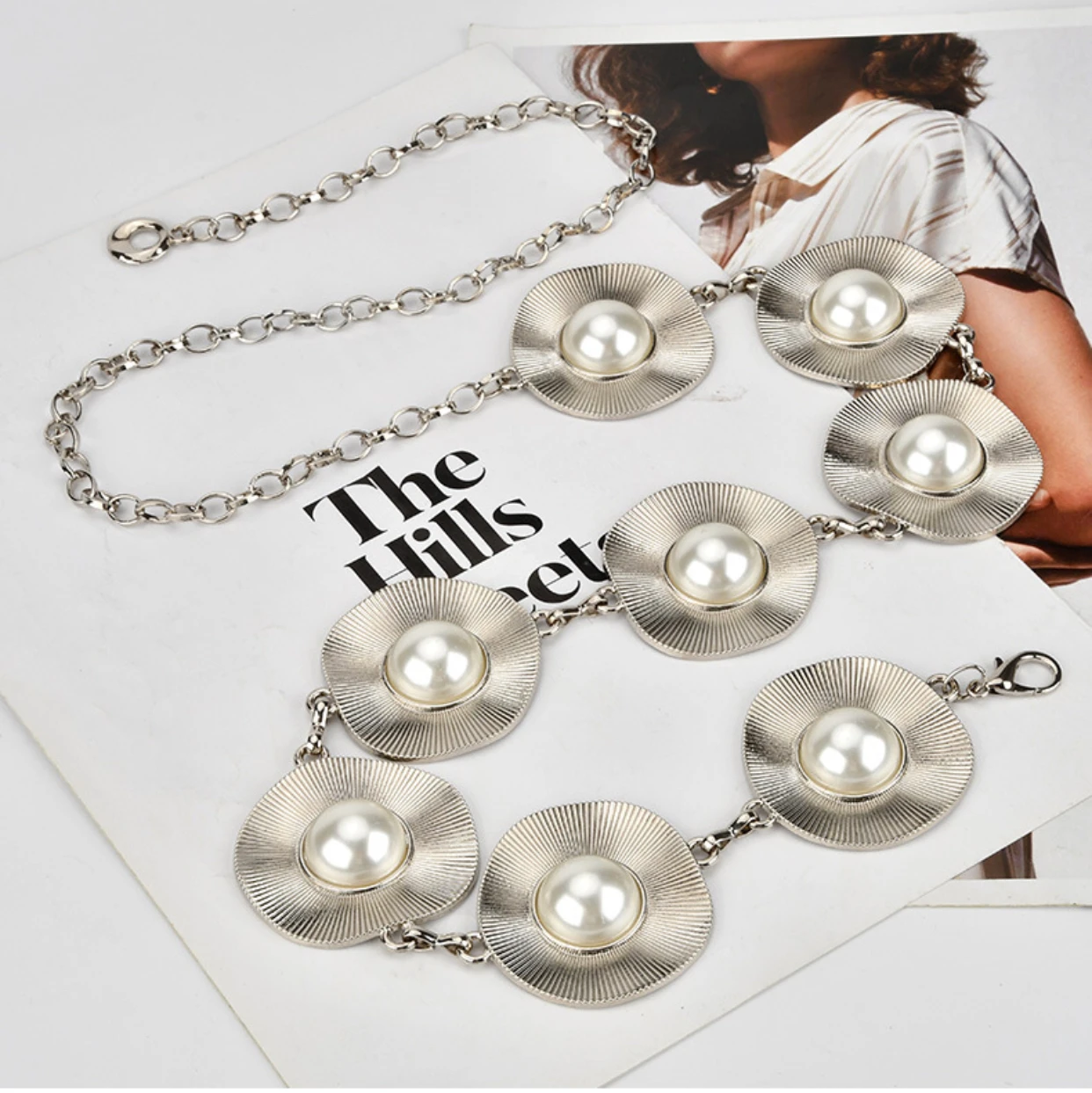 105 * 0.3 cm Korean luxury pearl inlaid metal waist chain female niche creative egg design high-end feeling design belt
105 * 0.3 cm Korean luxury pearl inlaid metal waist chain female niche creative egg design high-end feeling design belt