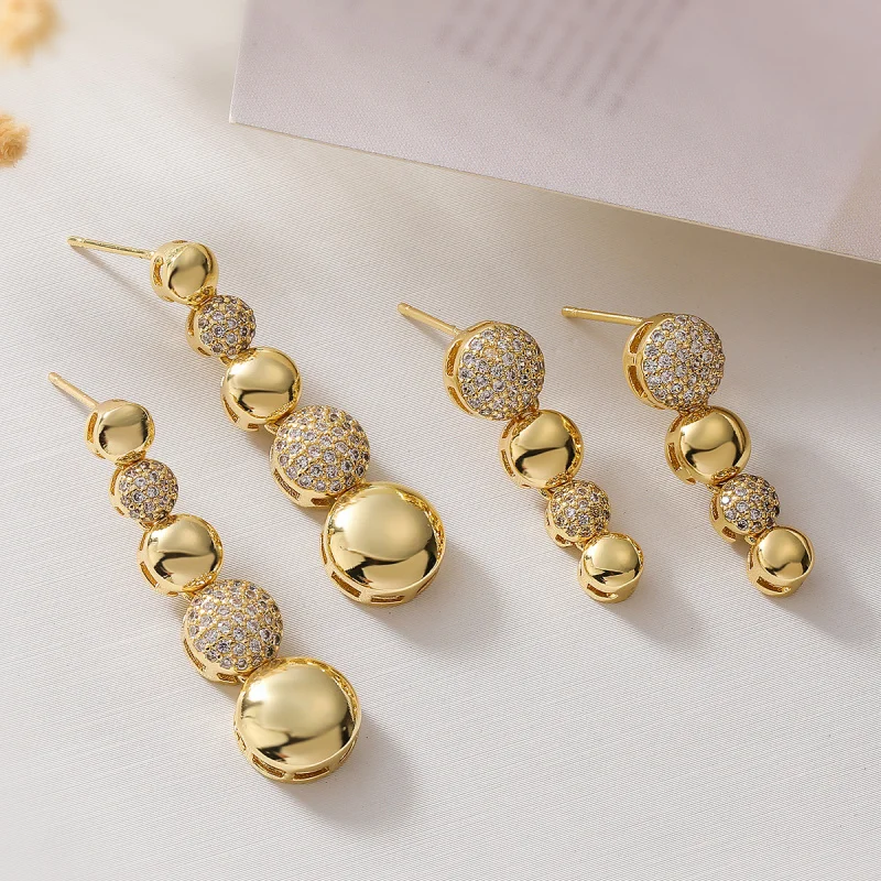 European and American Niche Light Luxury Copper Plated 18K Gold Zircon Round Water Drop Earrings for Women Fashionable High-end
European and American Niche Light Luxury Copper Plated 18K Gold Zircon Round Water Drop Earrings for Women Fashionable High-end