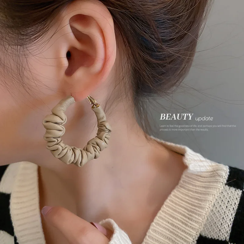 2022 New Trendy Big Hoop Earrings For Women Personality Coffee Color Leather Twist Round Circle Earings Jewelry Wholesale
2022 New Trendy Big Hoop Earrings For Women Personality Coffee Color Leather Twist Round Circle Earings Jewelry Wholesale
