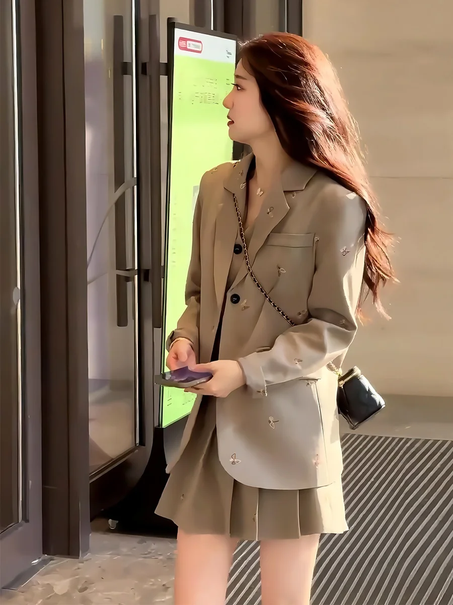 Женский осенне-весенний комплект из трех предметов: вышитый жакет, жилет и плиссированная короткая юбка. Повседневный модный ансамбль.
Женский осенне-весенний комплект из трех предметов: вышитый жакет, жилет и плиссированная короткая юбка. Повседневный модный ансамбль.