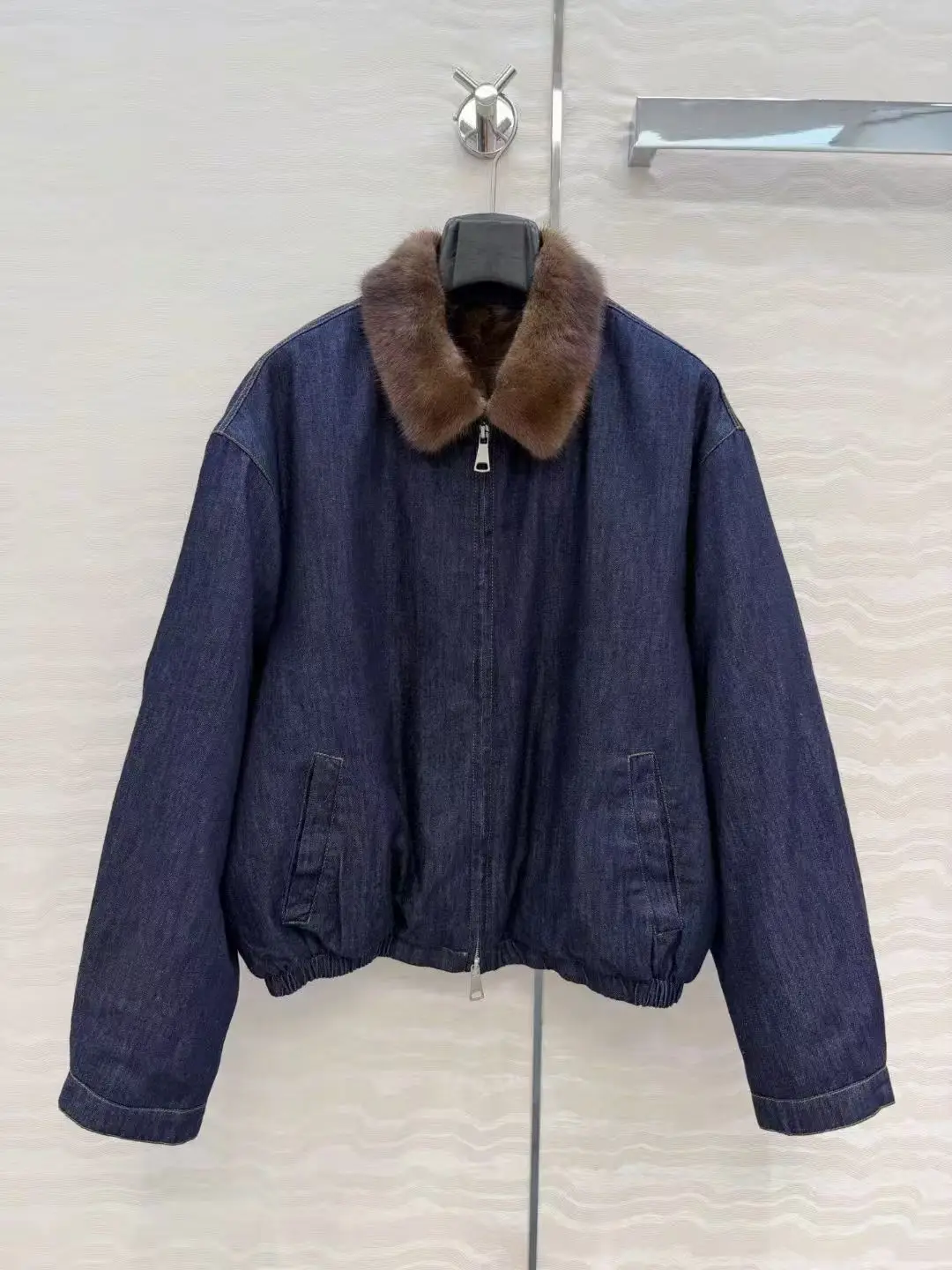 Новая модная, легкая и теплая куртка с воротником из норки! Женская одежда из потертого денима оригинального цвета на гусином пуху.
Новая модная, легкая и теплая куртка с воротником из норки! Женская одежда из потертого денима оригинального цвета на гусином пуху.