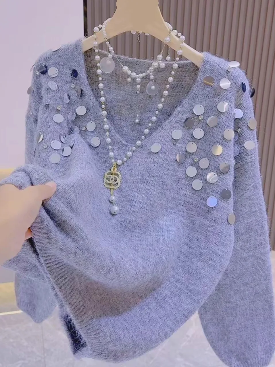 Новый женский вязаный свитер с V-образным вырезом, расшитый пайетками, для весны, осени и зимы, больших размеров, утягивающий, с рукавом до плеча
Новый женский вязаный свитер с V-образным вырезом, расшитый пайетками, для весны, осени и зимы, больших размеров, утягивающий, с рукавом до плеча