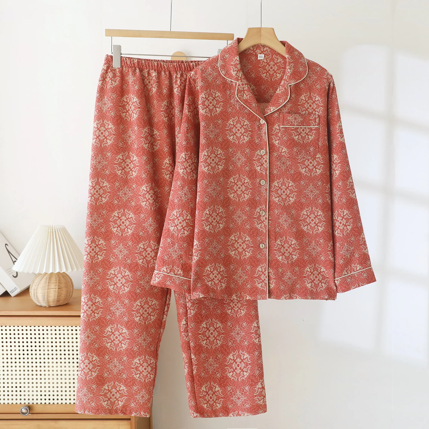 Ladies plus size pajamas women's spring, summer and autumn cotton long-sleeved trousers Jacquard cardigan home clothes suit
Ladies plus size pajamas women's spring, summer and autumn cotton long-sleeved trousers Jacquard cardigan home clothes suit