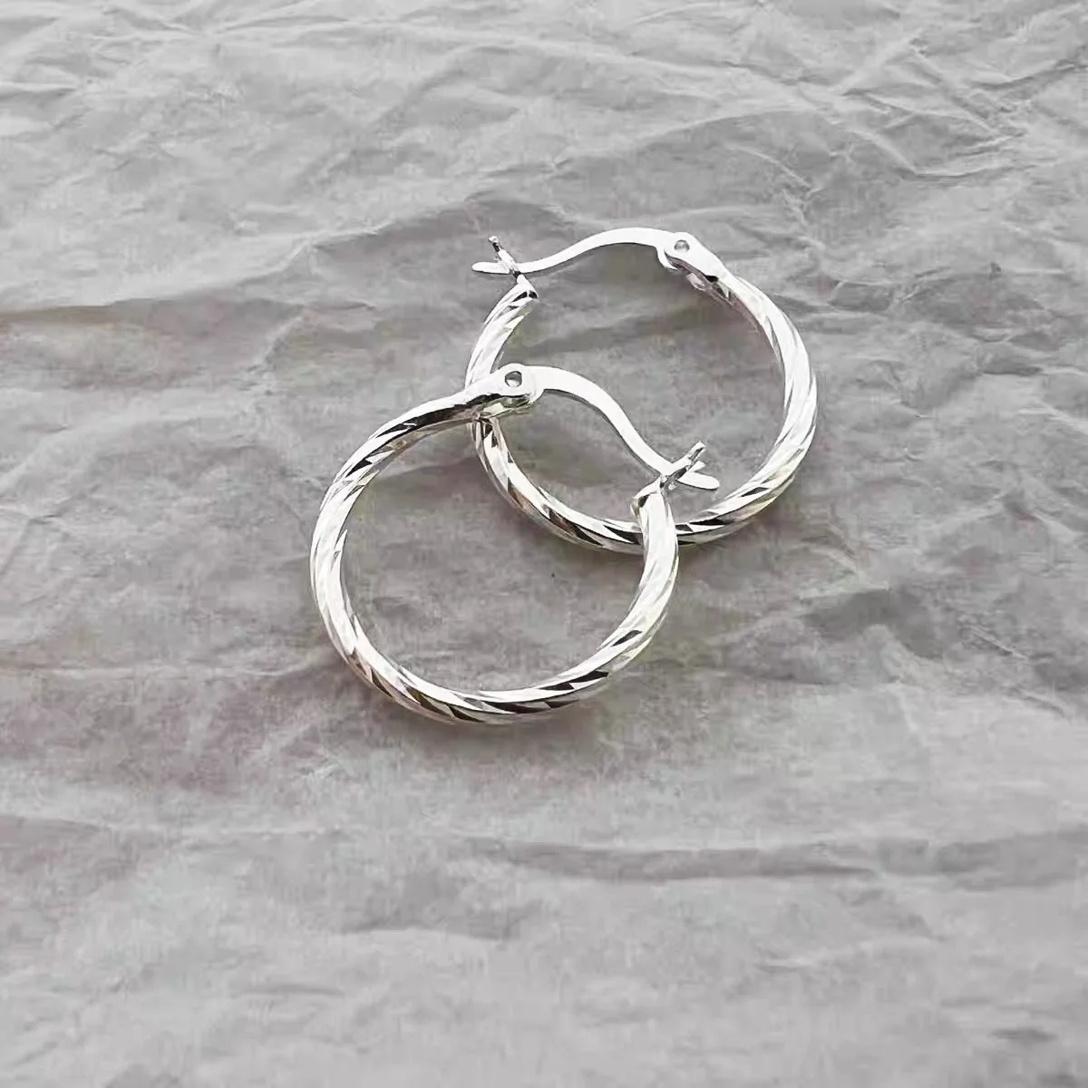 Корейские геометрические серьги с изогнутым краем, женственный нишевый дизайн, универсальные, блестящие, в форме цветка, модные ювелирные украшения
Корейские геометрические серьги с изогнутым краем, женственный нишевый дизайн, универсальные, блестящие, в форме цветка, модные ювелирные украшения