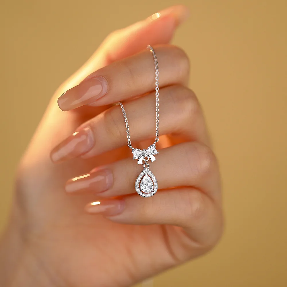 Dawn's Jewel S925 Sterling Silver Drop Necklace with Spinel Pendant Elegant Love Zircon Bow Clavicle Chain necklace
Dawn's Jewel S925 Sterling Silver Drop Necklace with Spinel Pendant Elegant Love Zircon Bow Clavicle Chain necklace