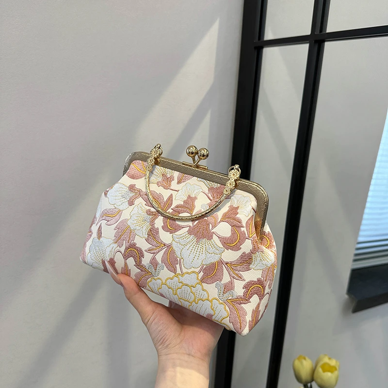 Новая модная женская сумка через плечо в китайском стиле с вышивкой, 2026, хит продаж, универсальная сумка, повседневная милая женская сумка
Новая модная женская сумка через плечо в китайском стиле с вышивкой, 2026, хит продаж, универсальная сумка, повседневная милая женская сумка