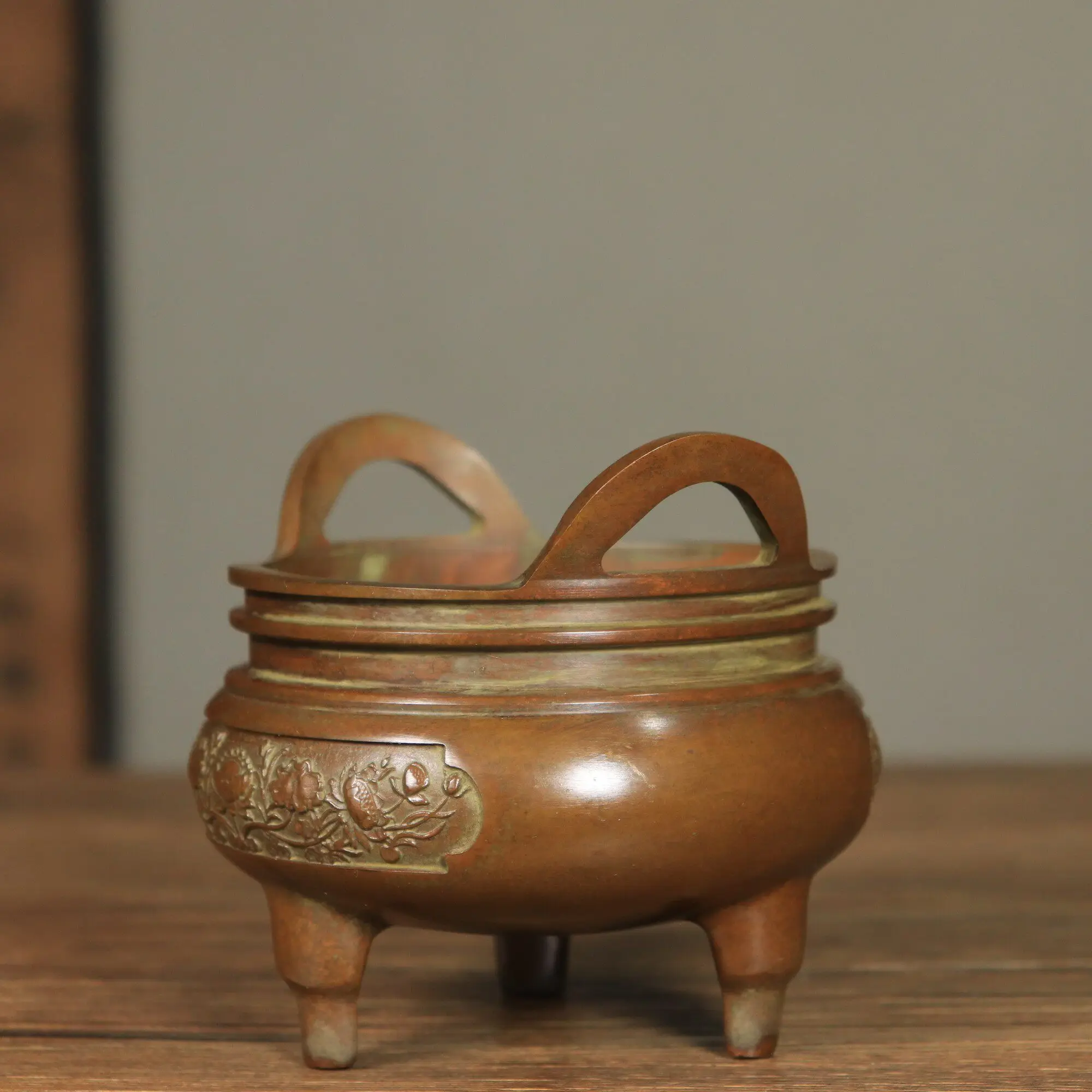 Vintage Suzhou Handmade Pure Copper Bridge Ear Lotus Incense Burner Three Legs Home Living Room Study Tea House Decor
Vintage Suzhou Handmade Pure Copper Bridge Ear Lotus Incense Burner Three Legs Home Living Room Study Tea House Decor
