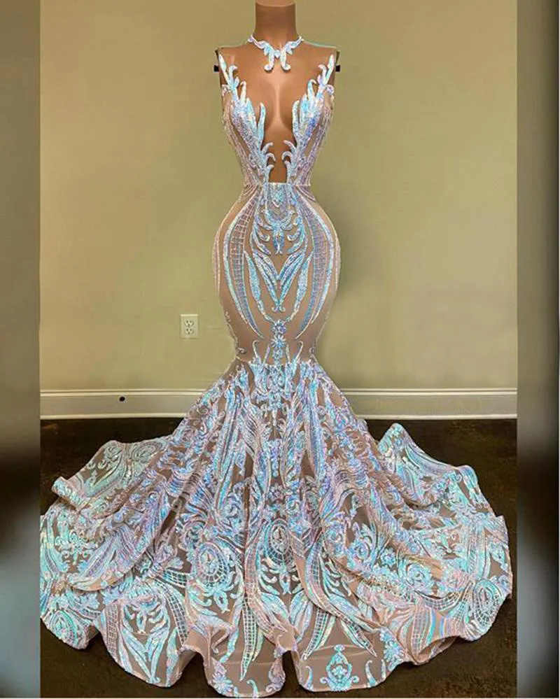 Champagne Mermaid Evening Gown with Plunging V-Neck Spaghetti Straps Sexy Formal Dress with Appliqué Details for Red Carpet Gala
Champagne Mermaid Evening Gown with Plunging V-Neck Spaghetti Straps Sexy Formal Dress with Appliqué Details for Red Carpet Gala