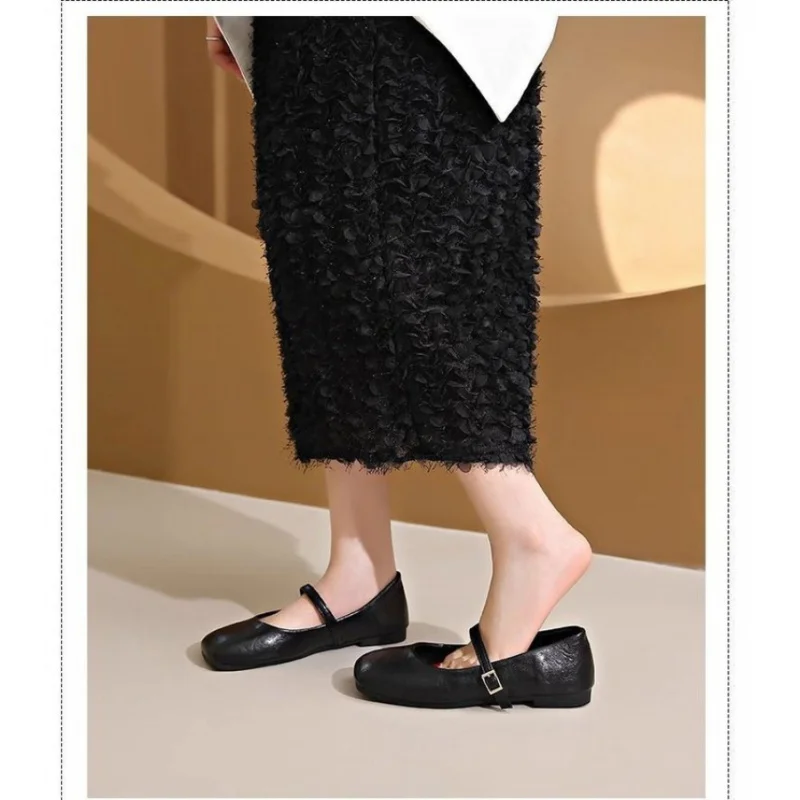 2026 New Women's French Mary Jane Flats Retro Square Toe Shallow Vamp Pumps Comfortable Soft Sole Simple Buckle Leather Shoes
2026 New Women's French Mary Jane Flats Retro Square Toe Shallow Vamp Pumps Comfortable Soft Sole Simple Buckle Leather Shoes