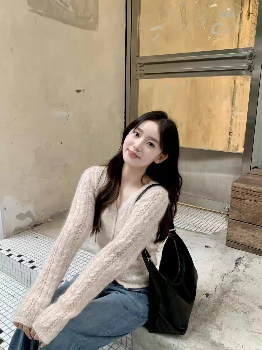 Spring 2026 Dongdaemun FONUA Women's Knitted Open Cardigan Hollow V-neck Soft Bright Thread Long Sleeve Regular Fit Pure Color
Spring 2026 Dongdaemun FONUA Women's Knitted Open Cardigan Hollow V-neck Soft Bright Thread Long Sleeve Regular Fit Pure Color