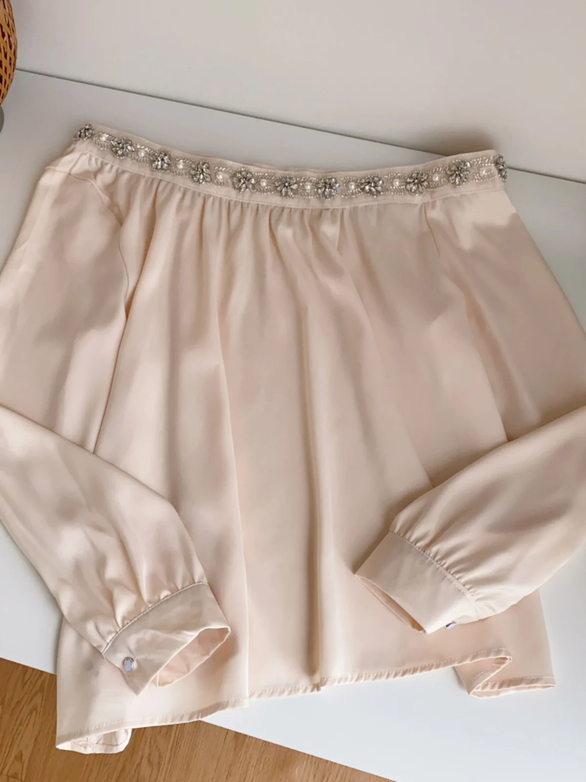 Fairy Sle Long Sve Satin irt Women's oulder Bared Uneven Hemline Commute Faion Korean Loose Fit Winter Top 
Fairy Sle Long Sve Satin irt Women's oulder Bared Uneven Hemline Commute Faion Korean Loose Fit Winter Top