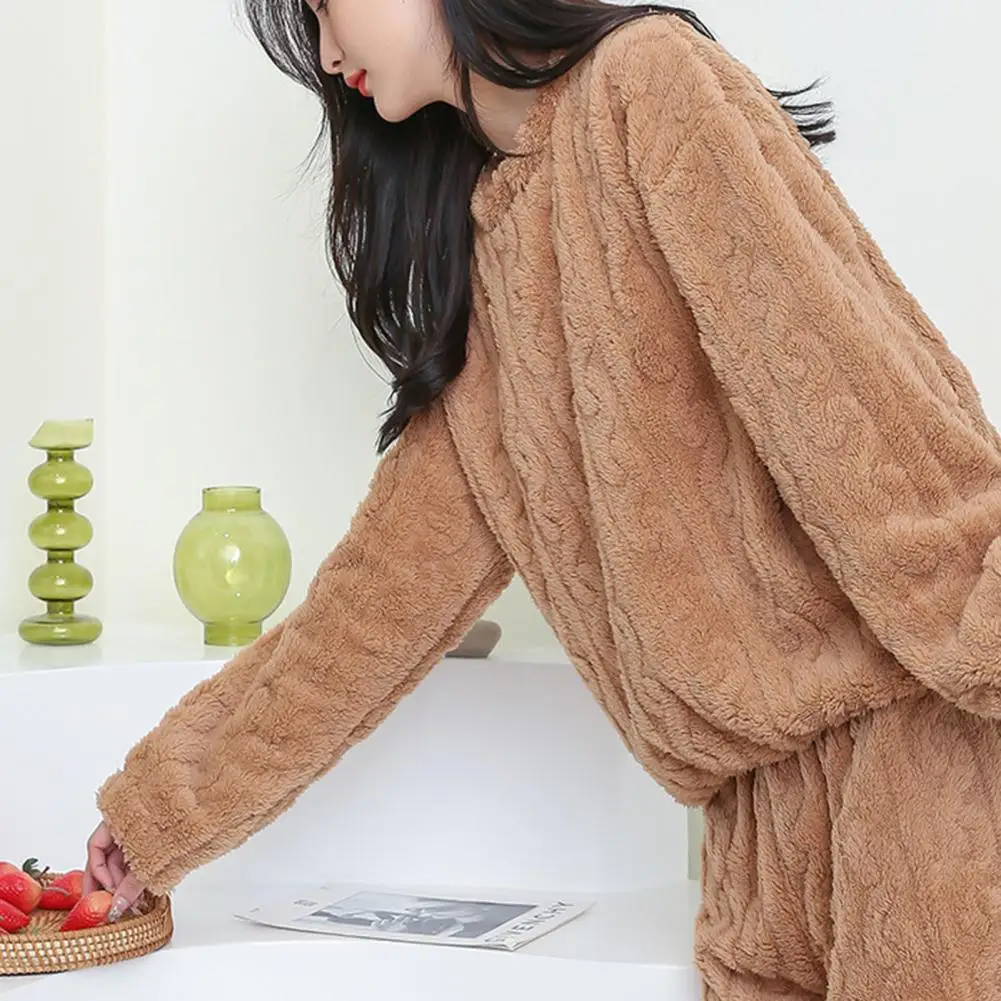 Homewear Cozy Winter Pajamas Set with Coral Fleece Texture Stretchy Waist Trousers for Women Loungewear Outfit for Lady
Homewear Cozy Winter Pajamas Set with Coral Fleece Texture Stretchy Waist Trousers for Women Loungewear Outfit for Lady