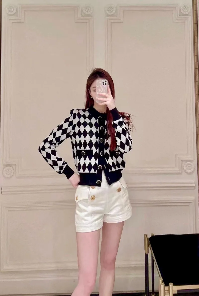 Light luxury style women's cardigan fashionable, exquisite, elegant, aristocratic temperament shoulder pad diamond sweater
Light luxury style women's cardigan fashionable, exquisite, elegant, aristocratic temperament shoulder pad diamond sweater