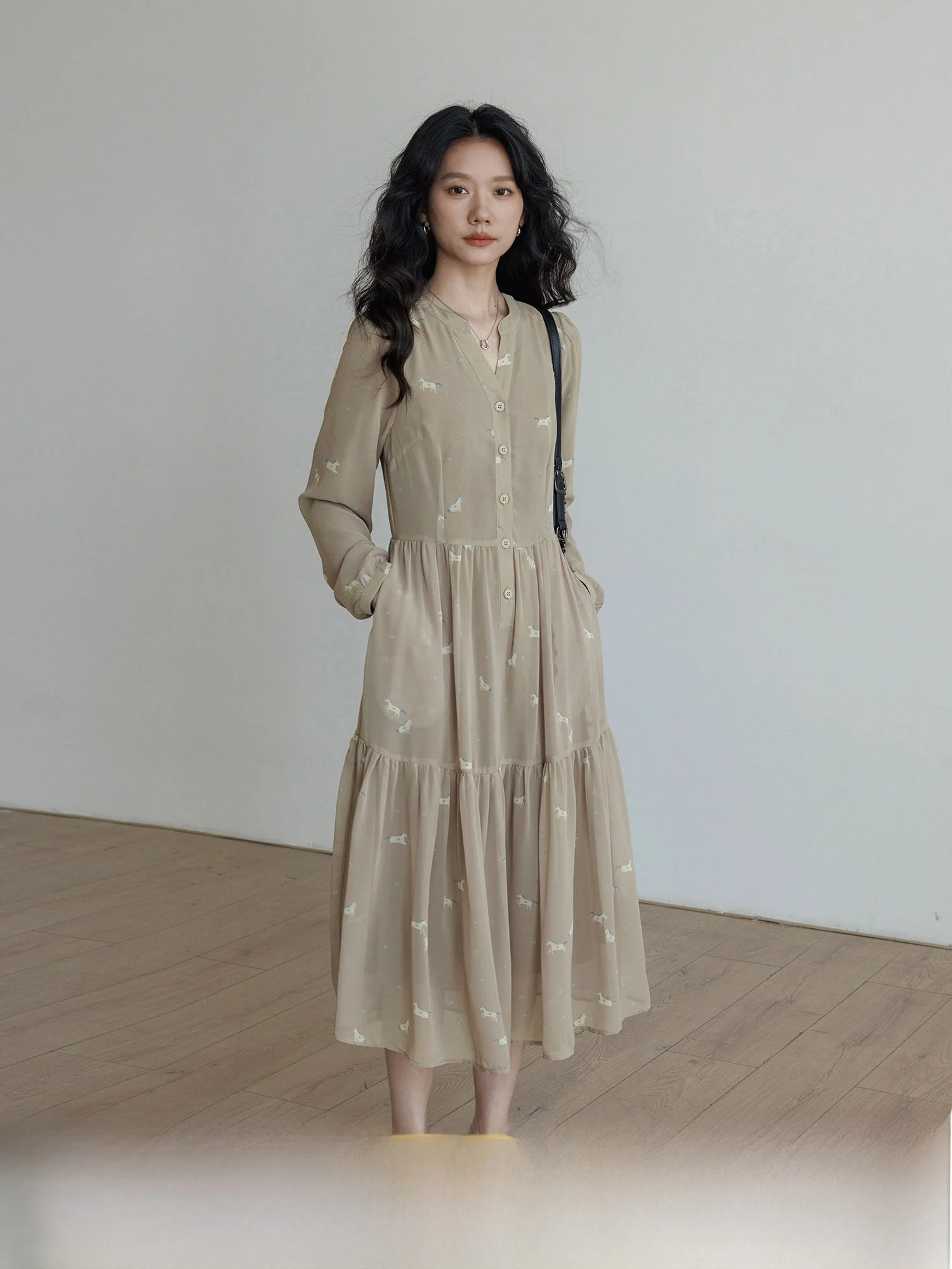 Spring V-Neck Long Sleeve Print Shirt Dress Women's Retro Money Long Skirt Design A-Line Midi Dress City Commute Wear
Spring V-Neck Long Sleeve Print Shirt Dress Women's Retro Money Long Skirt Design A-Line Midi Dress City Commute Wear