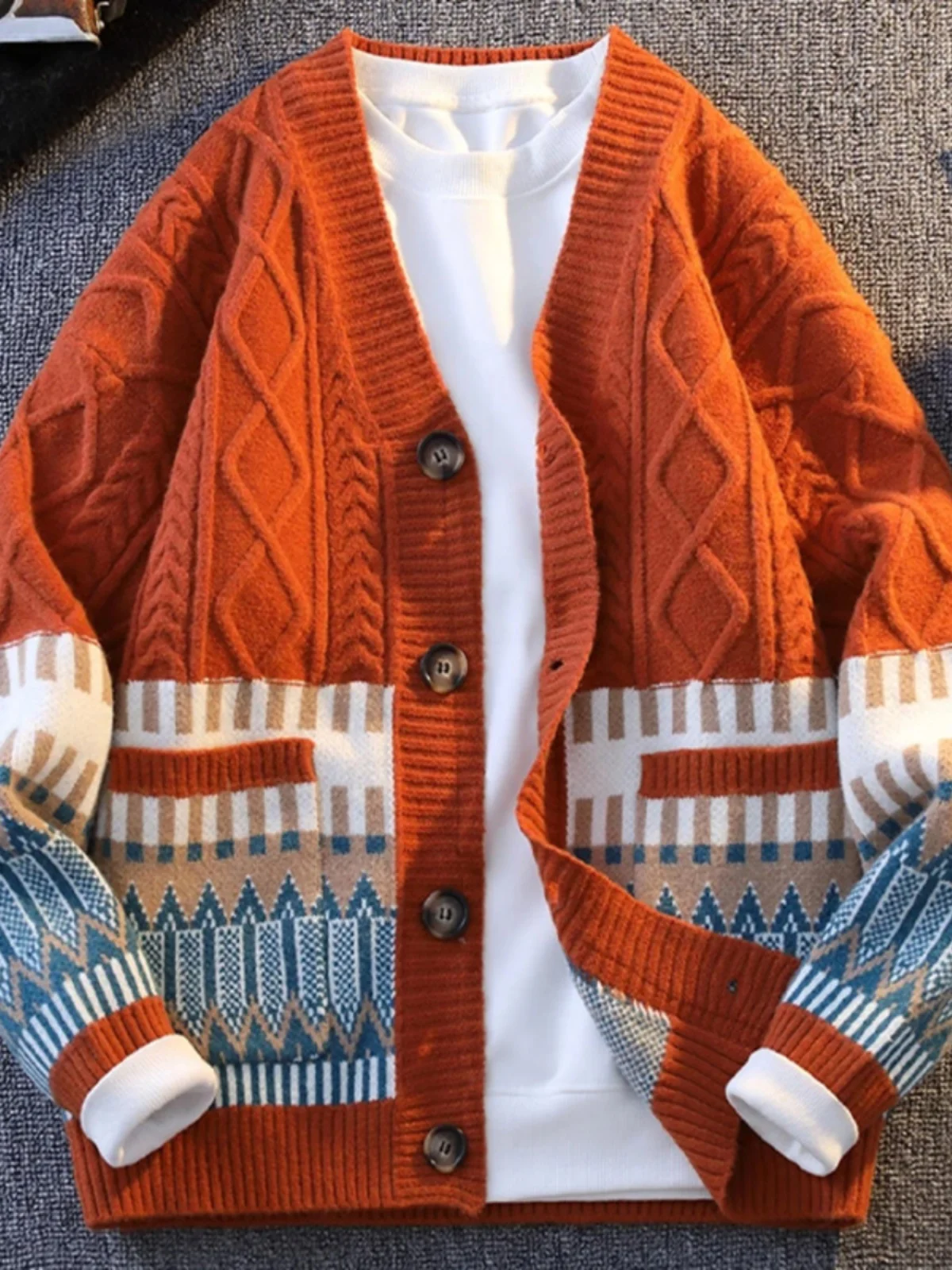 Мужской вязаный кардиган в стиле ретро с этническим узором, свободный крой, осенне-зимняя повседневная модная верхняя одежда для пар
Мужской вязаный кардиган в стиле ретро с этническим узором, свободный крой, осенне-зимняя повседневная модная верхняя одежда для пар